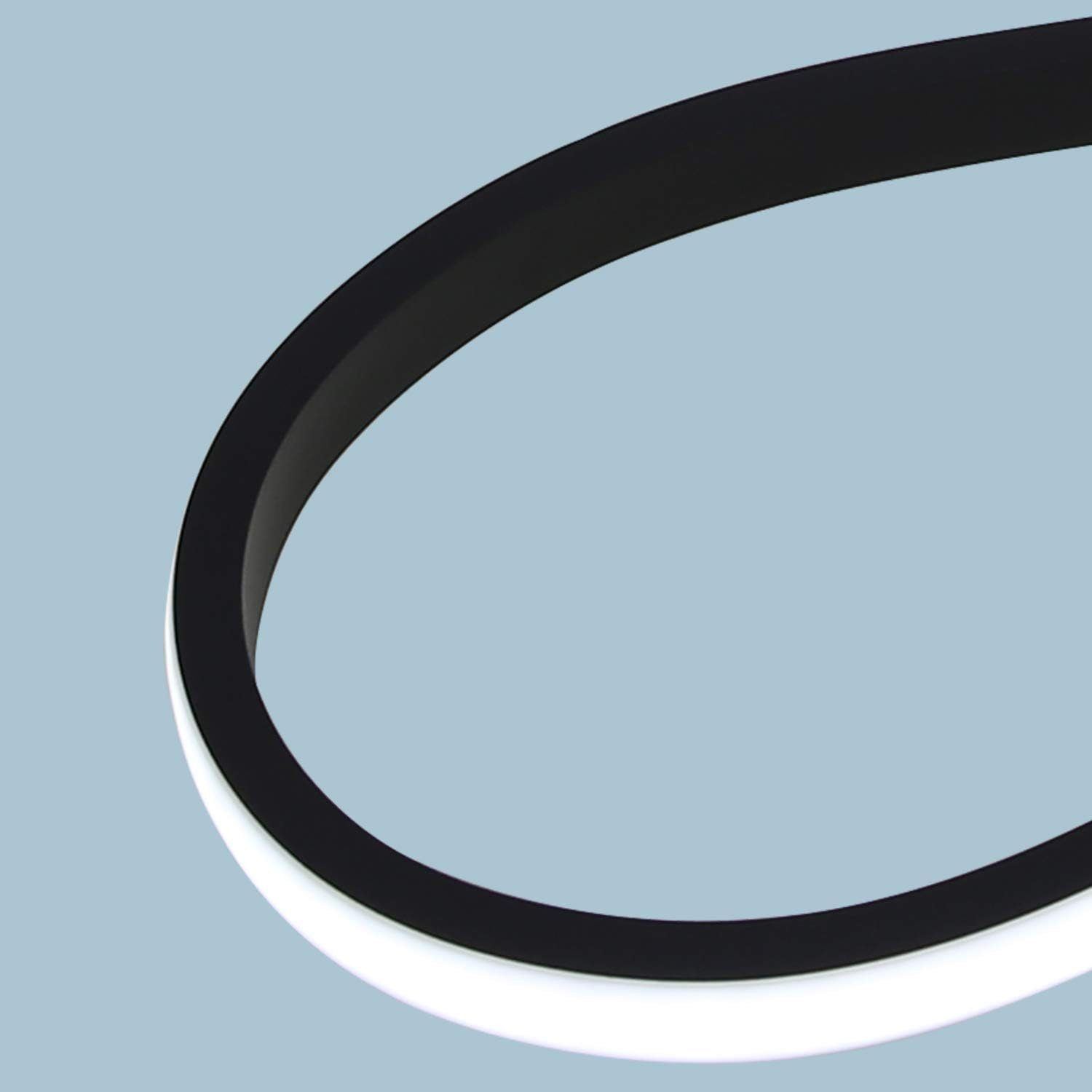 Zbliżenie czarno-białego okrągłego światła. Niebieskie tło.