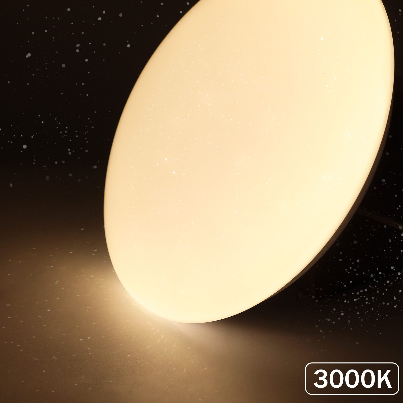 Una grande plafoniera rotonda e bianca che emette luce calda. La luce ha piccole stelle.