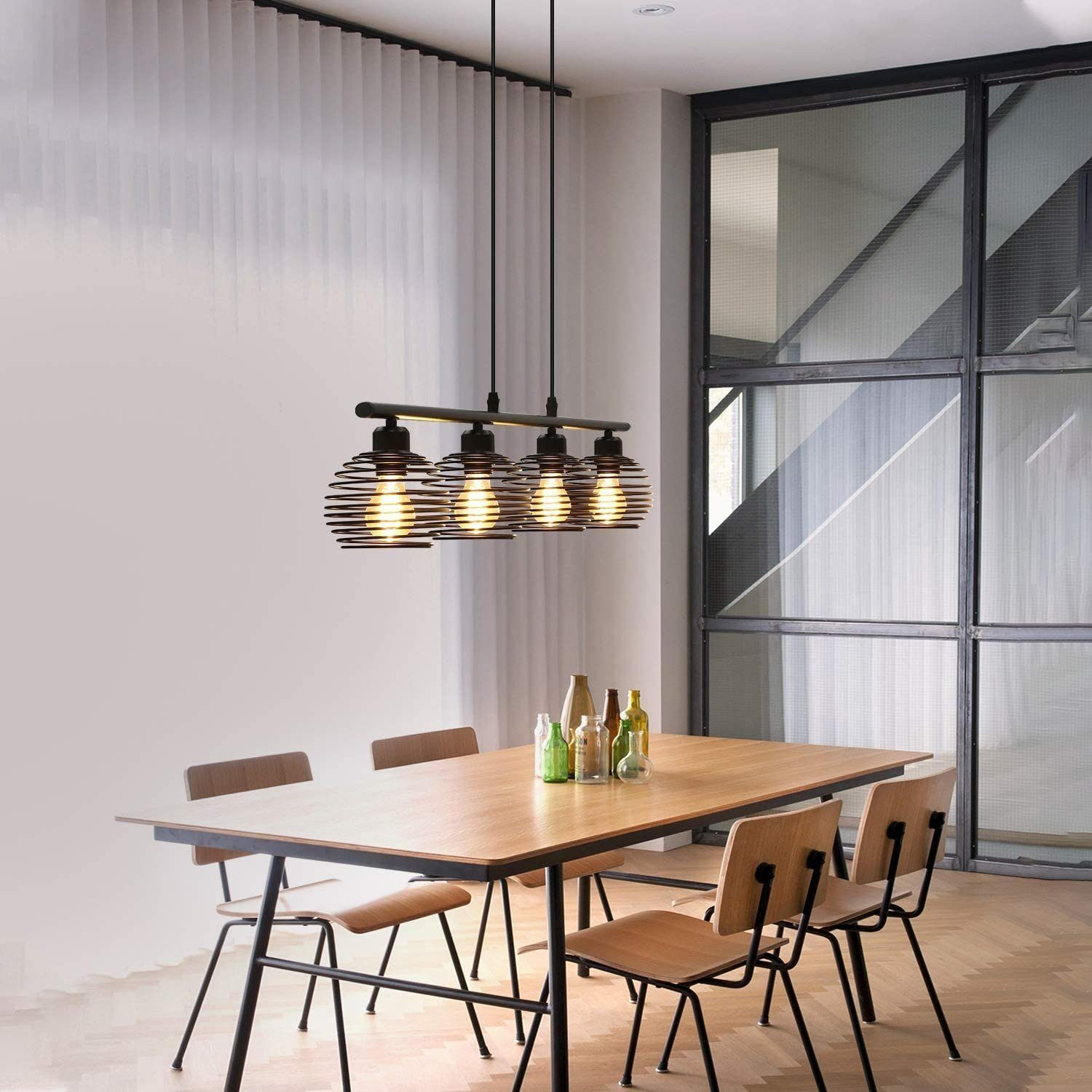 Jadalnia z drewnianym stołem i krzesłami. Trzy lampy wiszące z widocznymi żarówkami nad stołem.