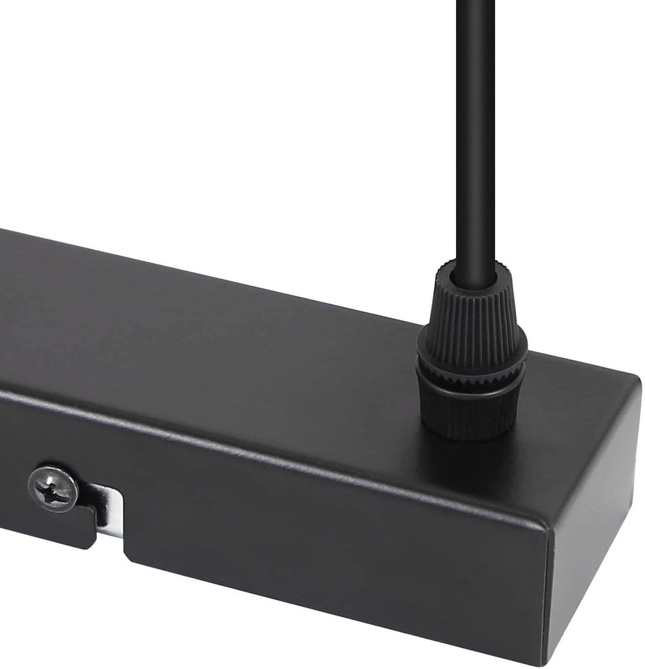 Zbliżenie czarnej oprawy oświetleniowej z czarnym przewodem i śrubą, pokazujące szczegóły.