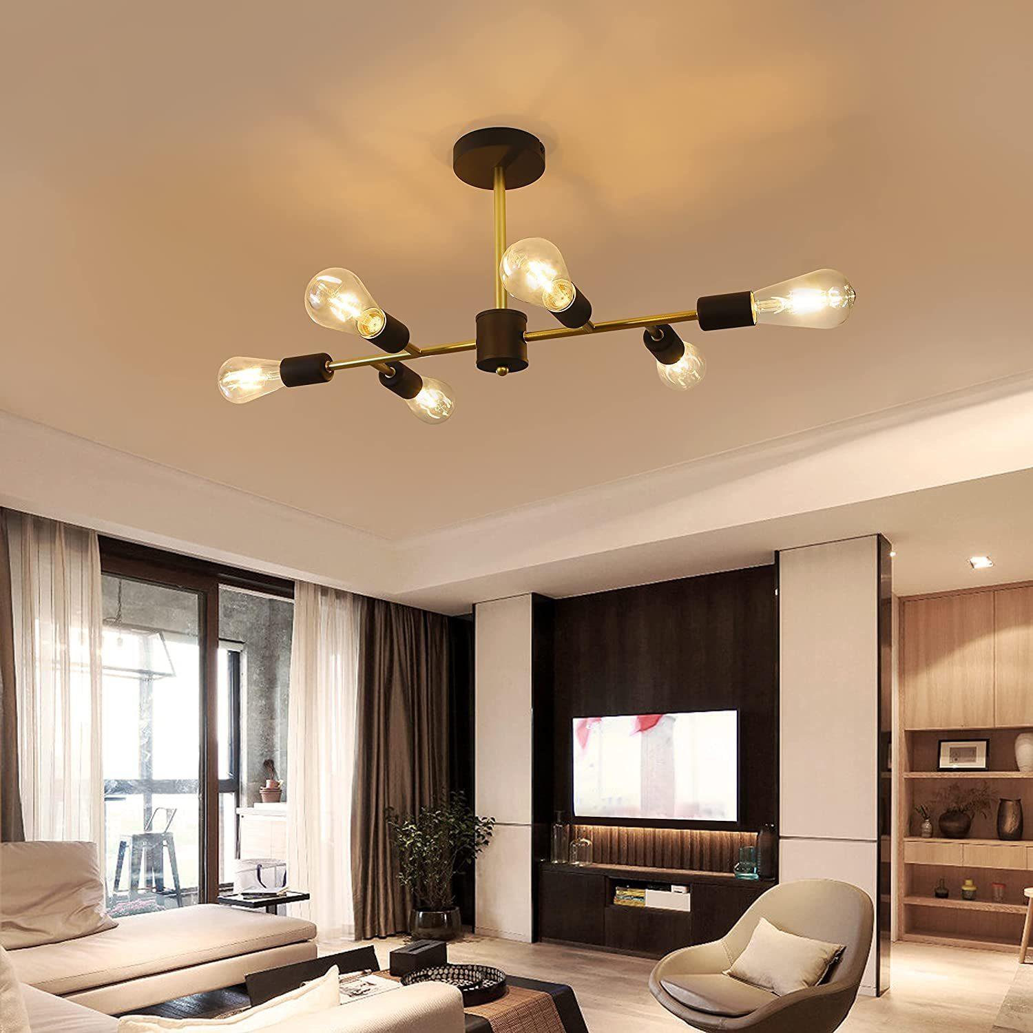 Lampa sufitowa z żarówkami Edisona, złotym i czarnym wykończeniem oraz aranżacją salonu.