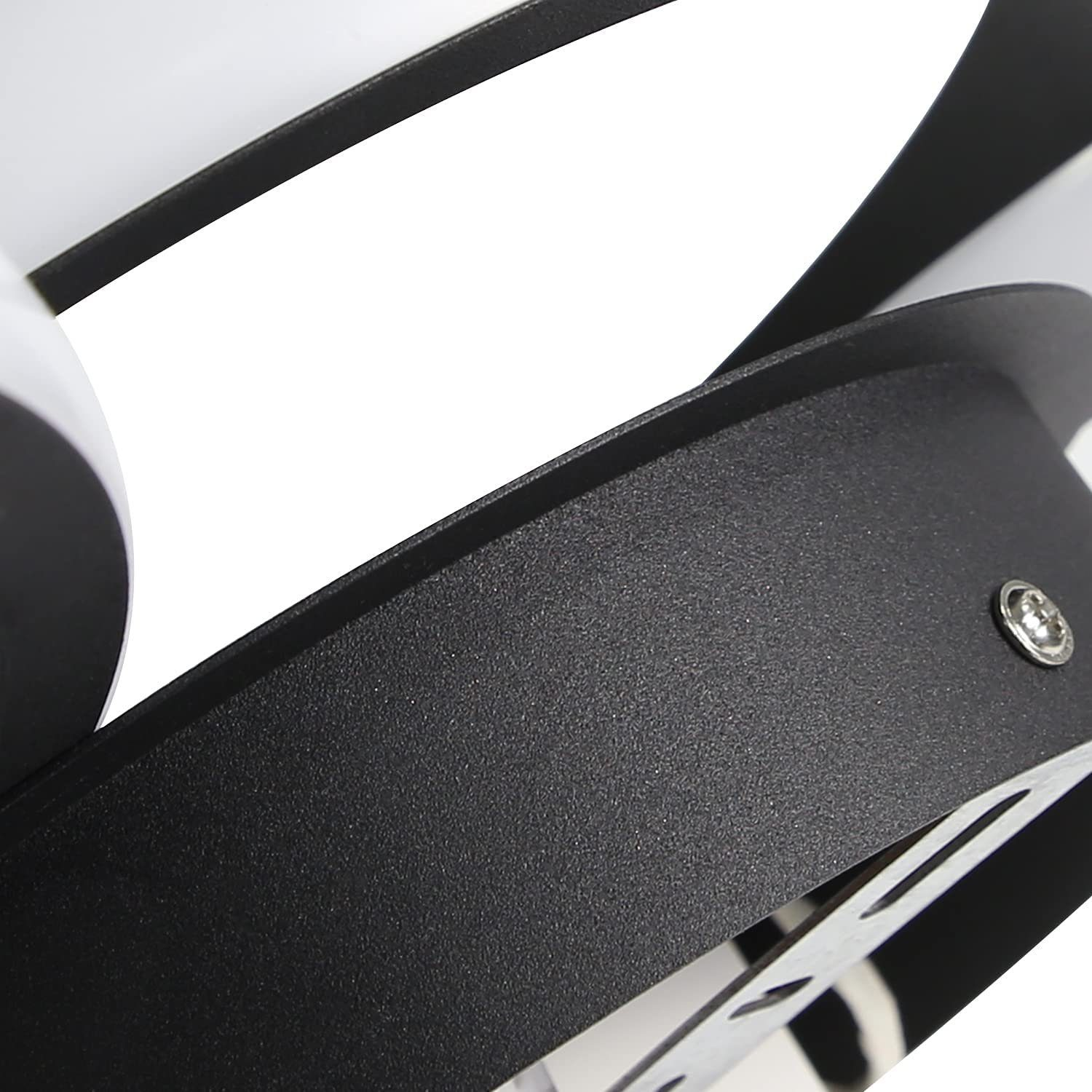 Zbliżenie czarno-białej lampy sufitowej o okrągłym kształcie.