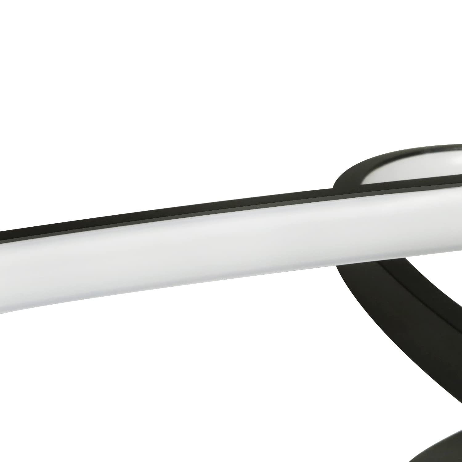 Primo piano di un apparecchio di illuminazione bianco e nero, che mostra un design curvo.