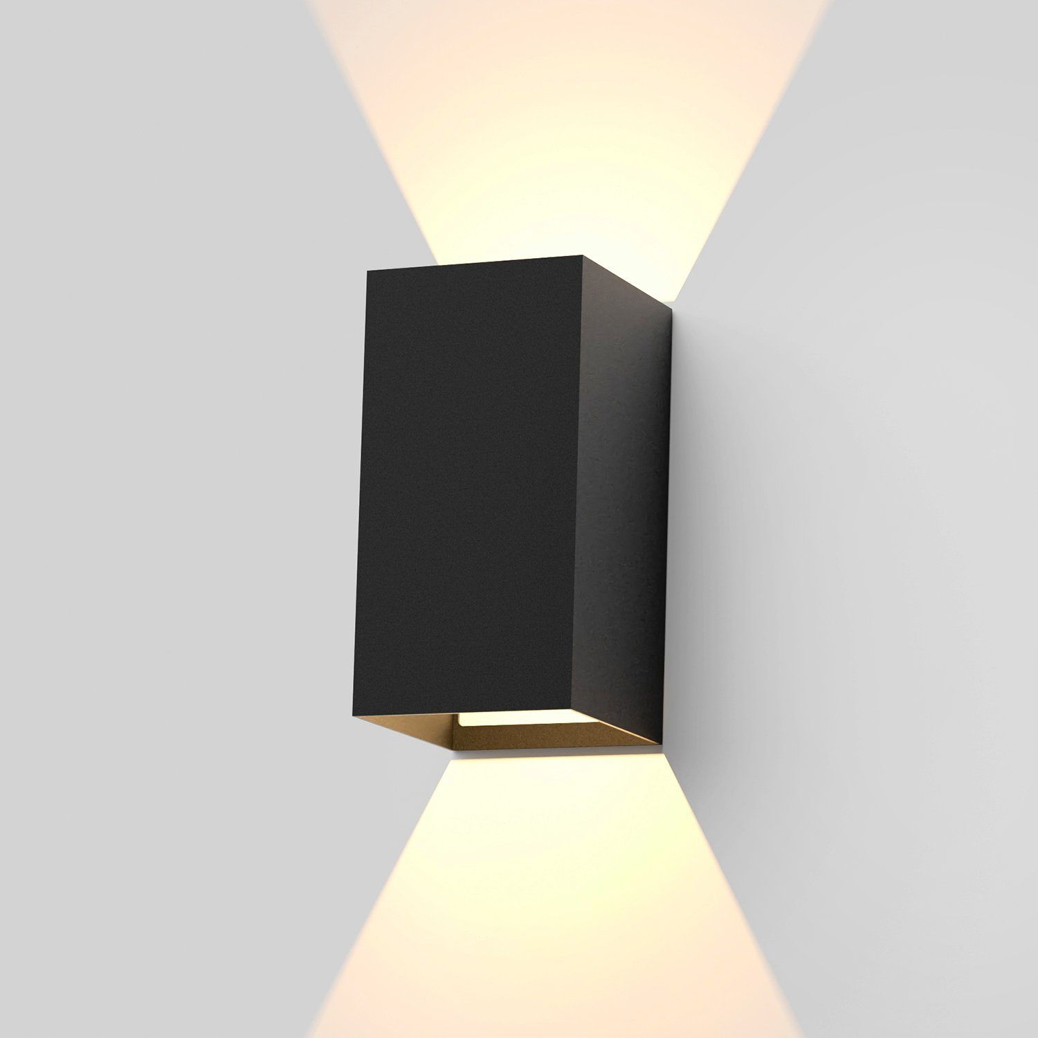 Czarna zewnętrzna lampa ścienna. Rzuca światło w górę i w dół, podkreślając ścianę.