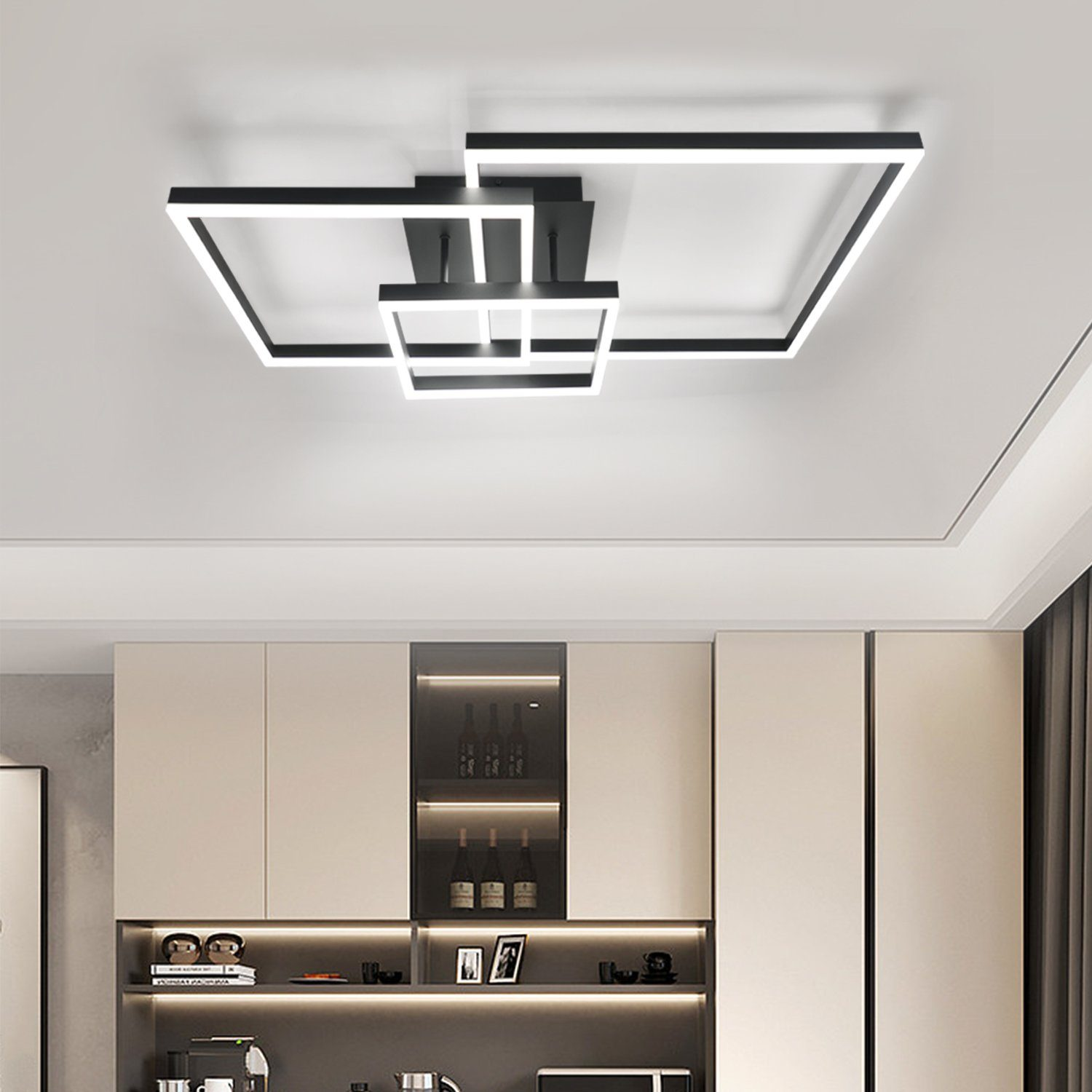 Plafoniere moderna con pannelli rettangolari. Apparecchio di illuminazione in un moderno interno beige e bianco.