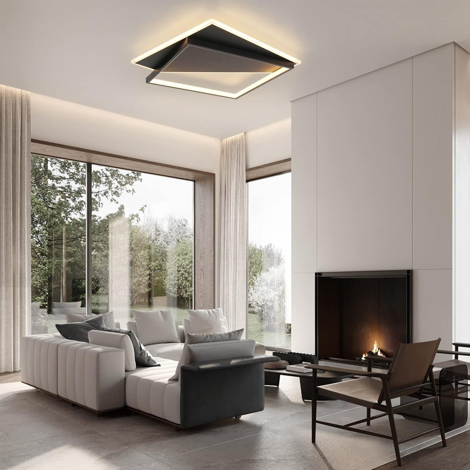 Soggiorno moderno con una lampada da soffitto quadrata e un camino.