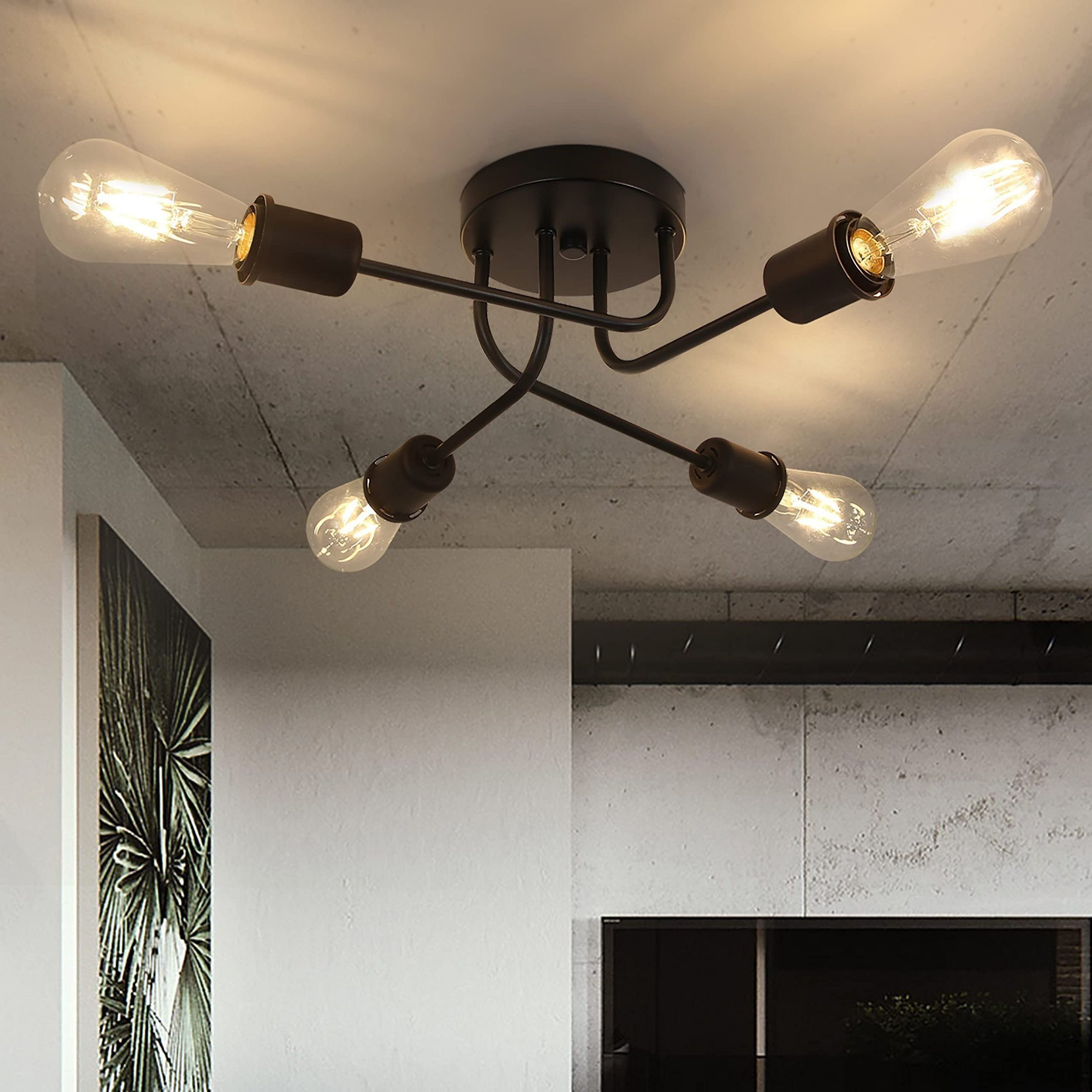 Oprawa oświetleniowa sufitowa z czterema żarówkami Edisona. Żarówki są zapalone, a tło to sufit.