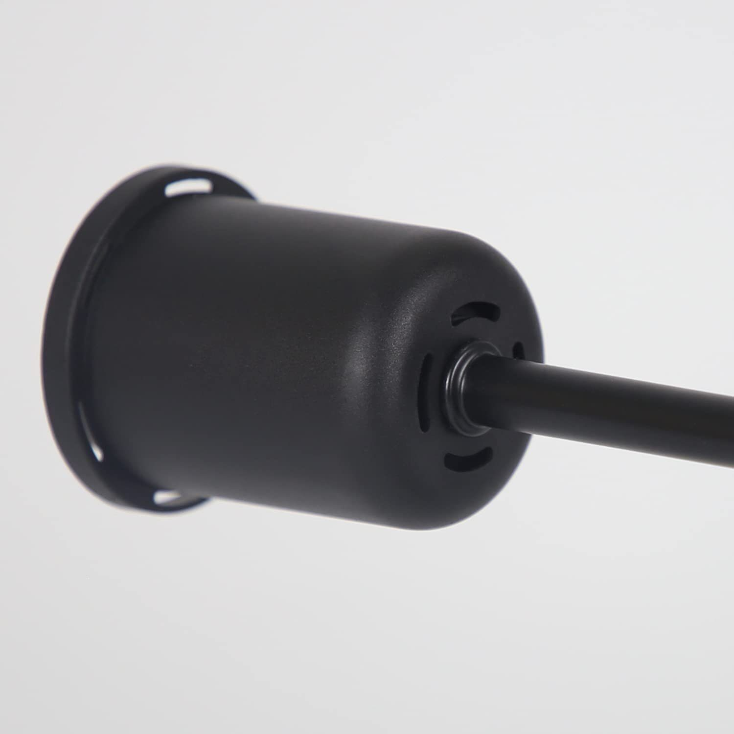 Zbliżenie czarnej oprawy oświetleniowej. Ostrość skupiona jest na podstawie lampy i połączeniu.