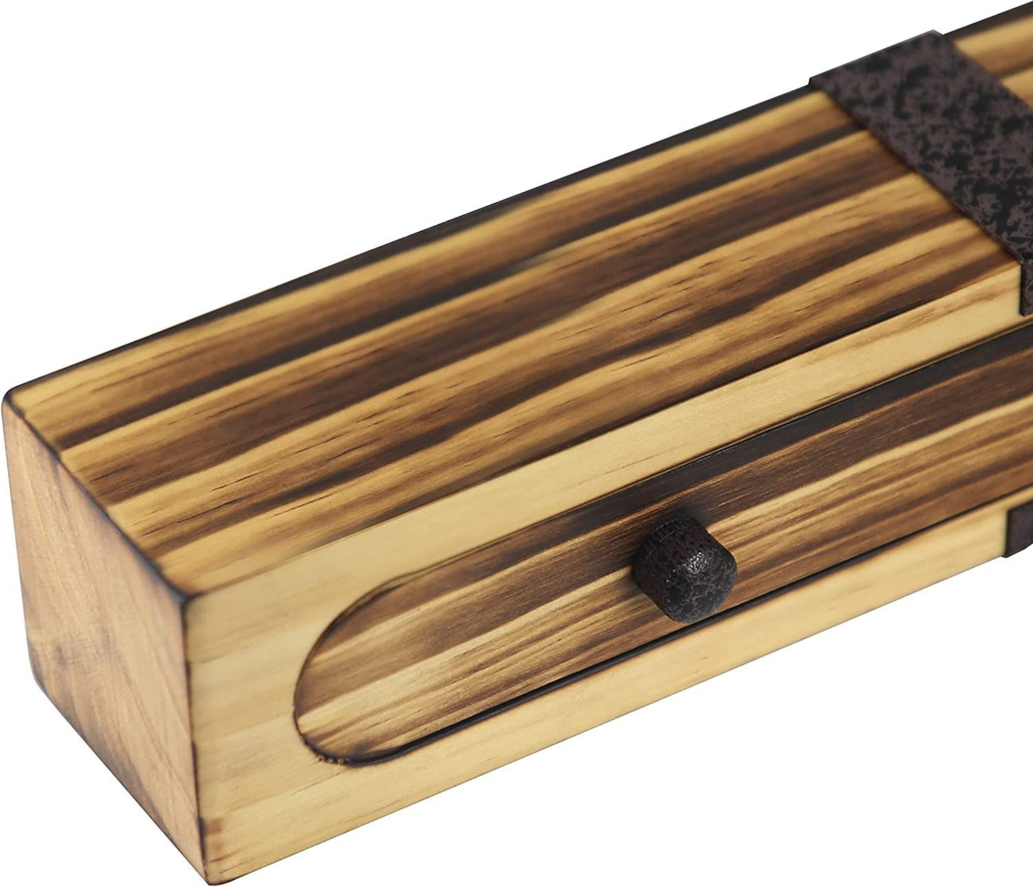Una scatola di legno con una fascia in metallo scuro e un piccolo pomello. La venatura del legno è visibile. Colore marrone.