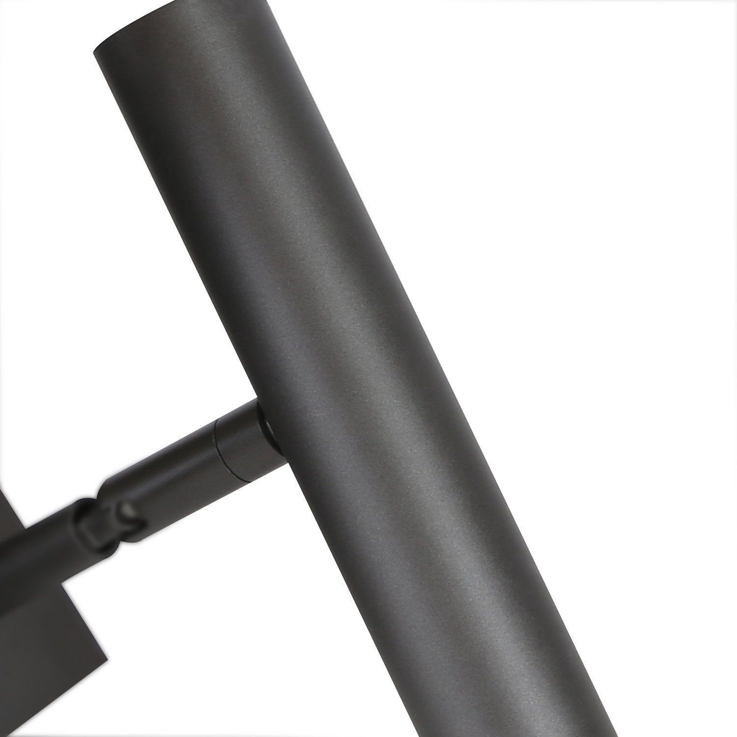 Zbliżenie ciemnoszarej, cylindrycznej lampy. Ma przegubowe ramię i znajduje się na białym tle.