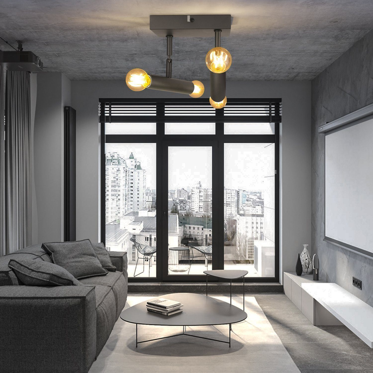 Nowoczesny salon z szarą sofą, czarnymi lampami i widokiem na miasto przez okno.