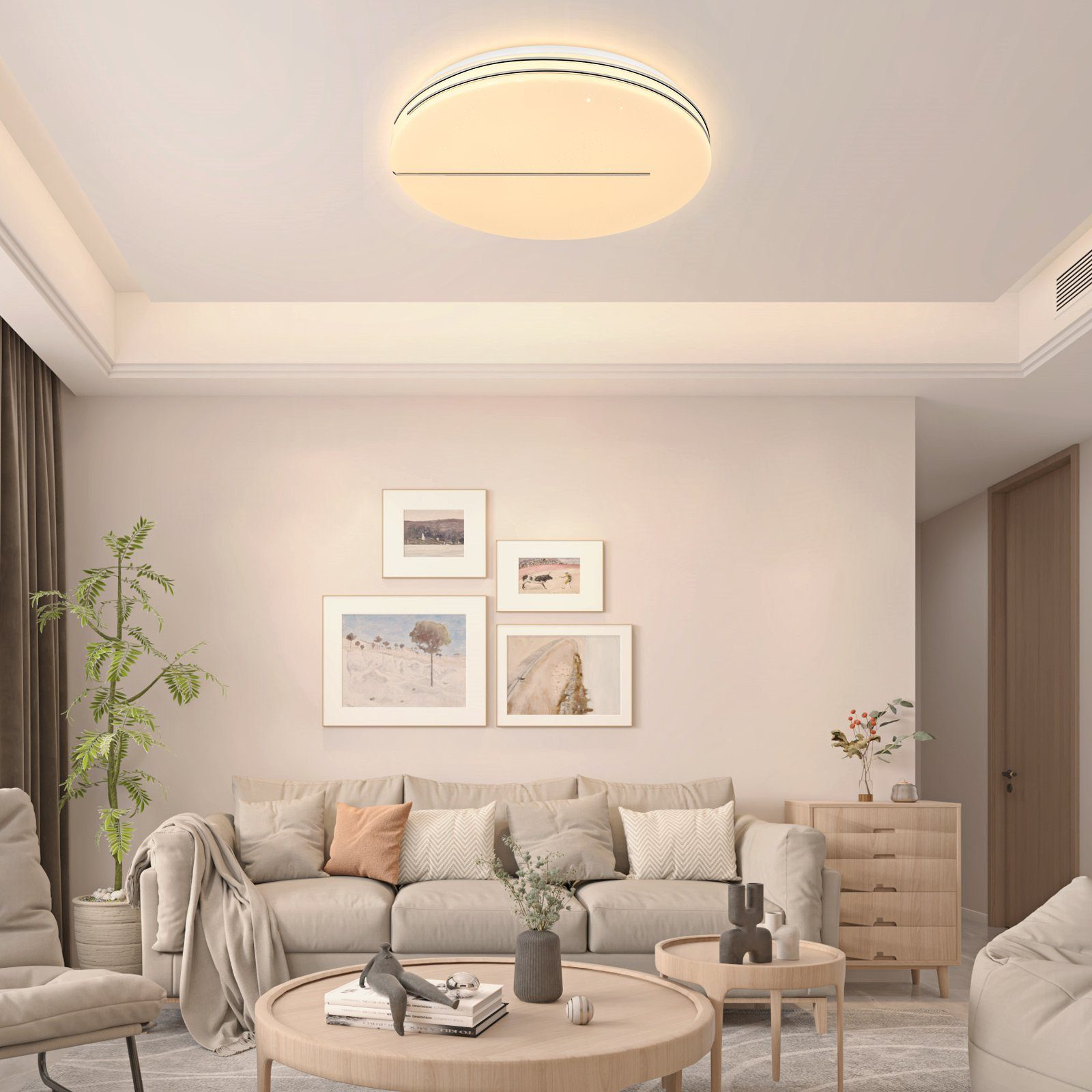 Jasne, okrągłe oświetlenie sufitowe oświetla salon z kanapą, sztuką i drewnianym stołem.