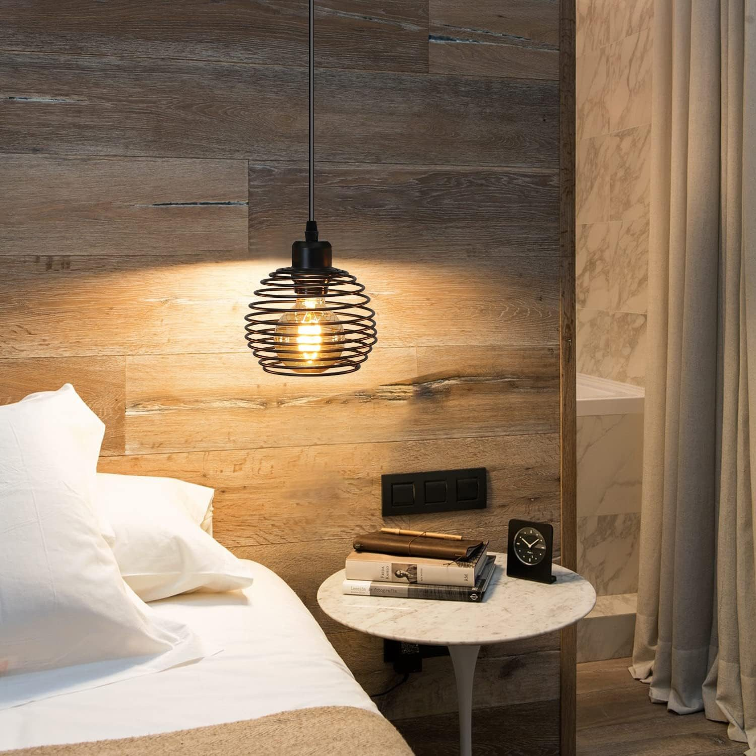 Lampa wisząca z drucianym kloszem, wisząca obok łóżka, ze stolikiem.