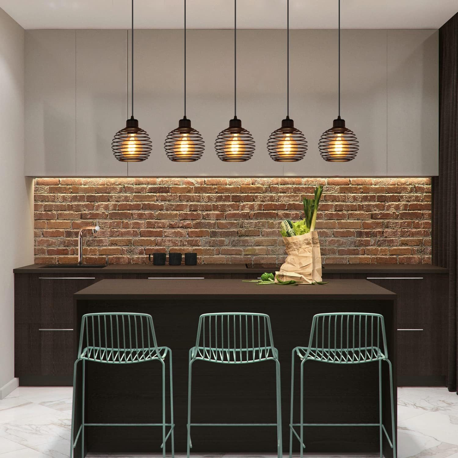 Kuchnia z ceglaną ścianą, ciemnymi szafkami i pięcioma lampami wiszącymi nad wyspą kuchenną.