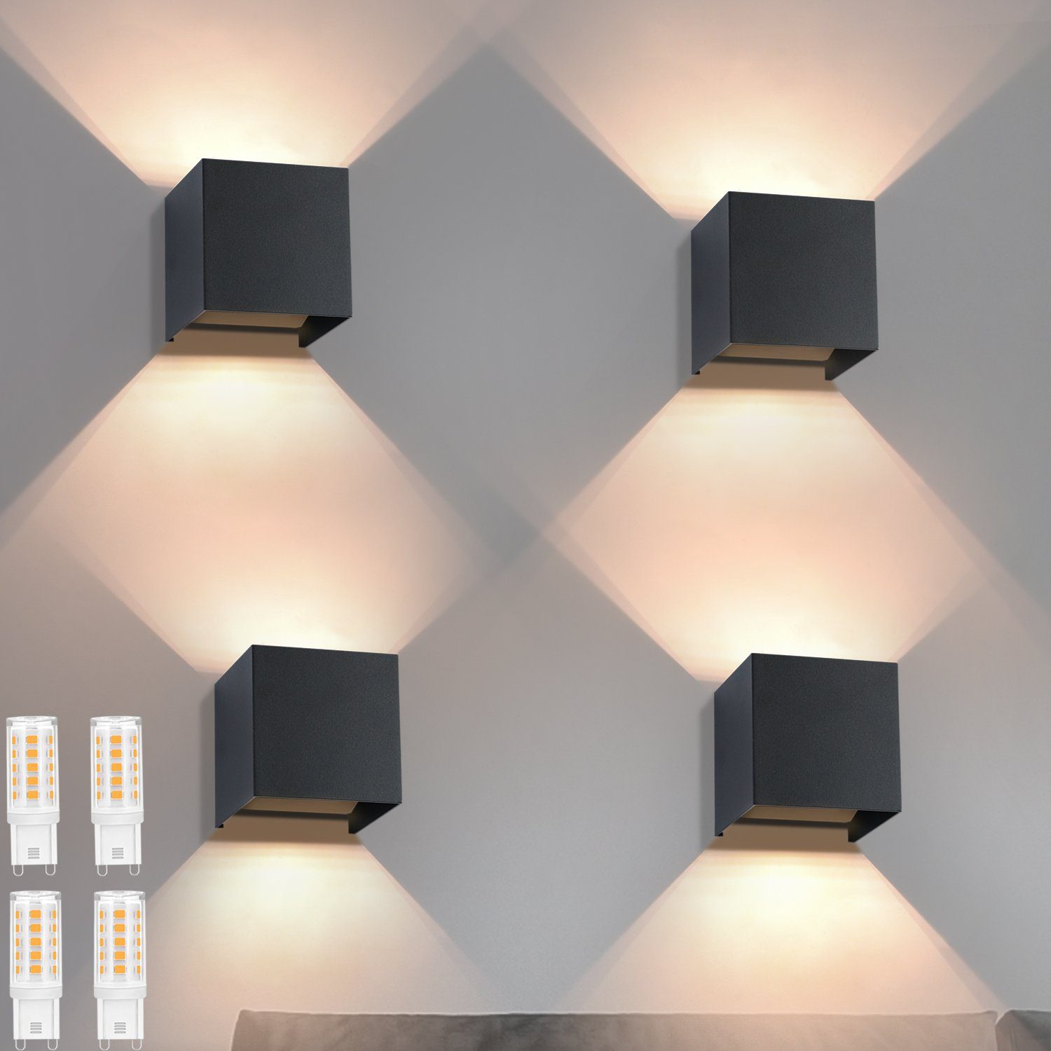 Quattro luci da parete quadrate nere con luce verso il basso. Sei lampadine sono sotto le luci.
