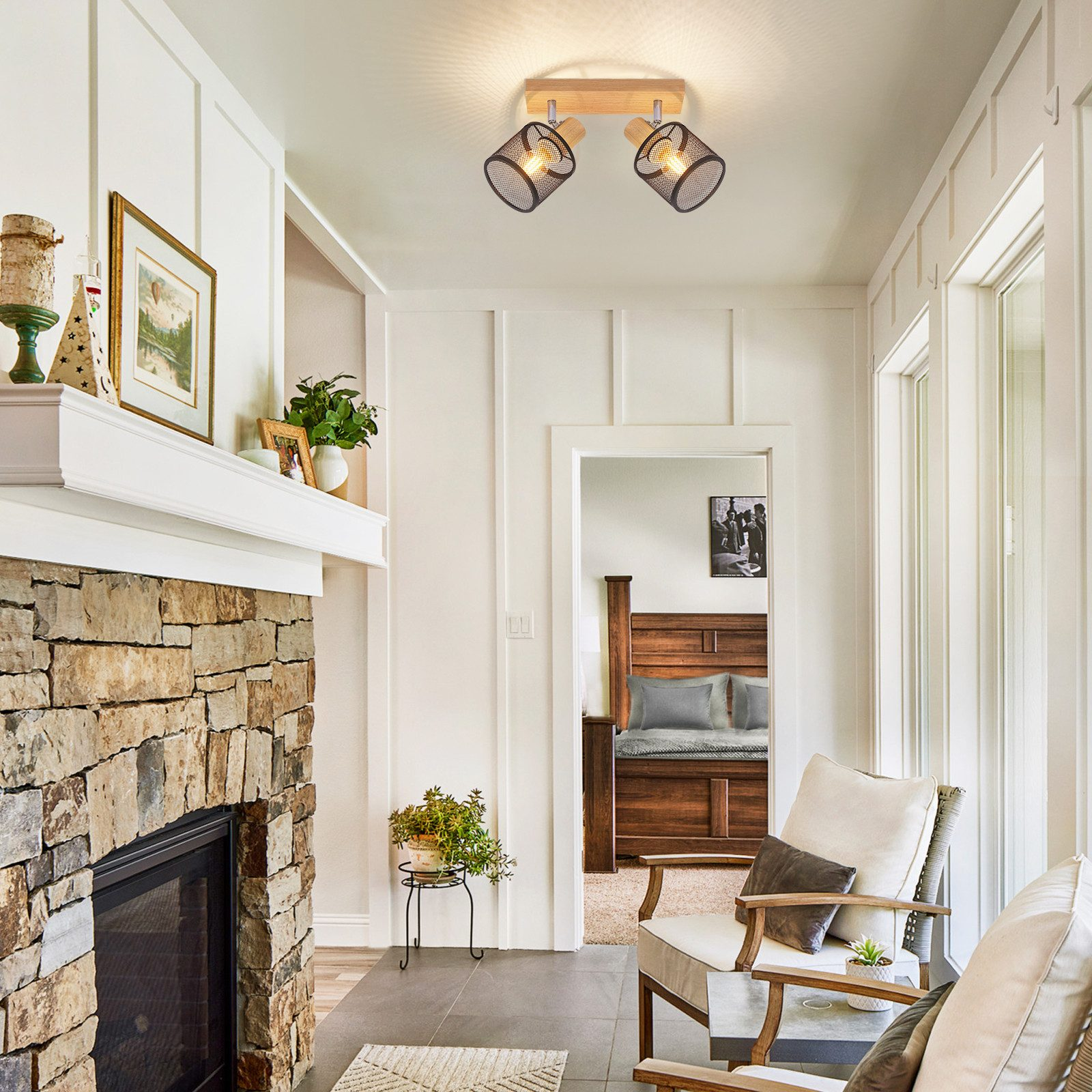 Korytarz z kominkiem, drewnianymi akcentami i dwoma krzesłami. Dwa reflektory na suficie.