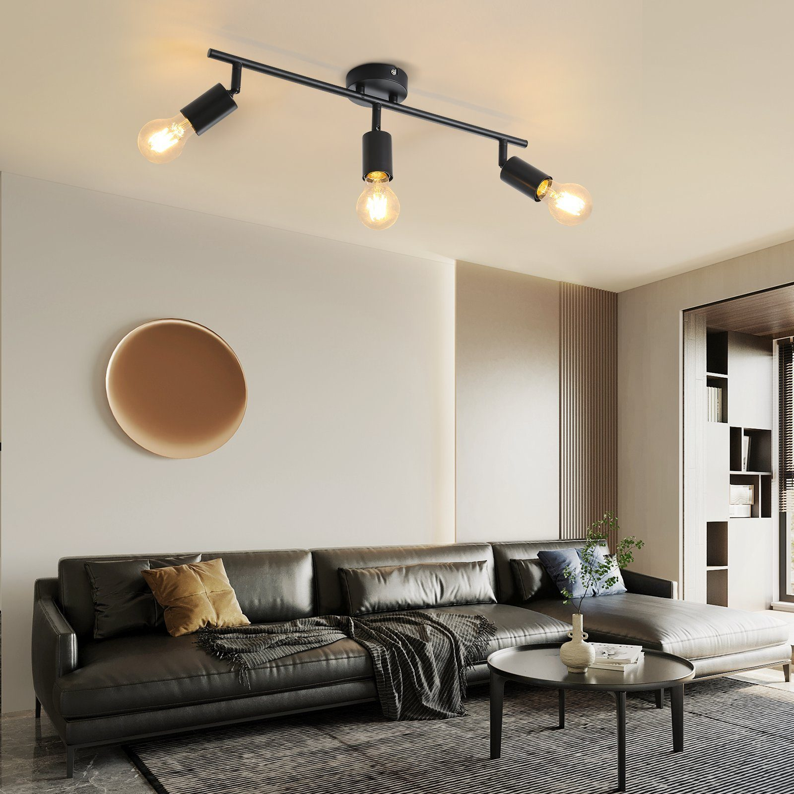 Czarne oświetlenie szynowe z trzema zainstalowanymi żarówkami, w salonie.