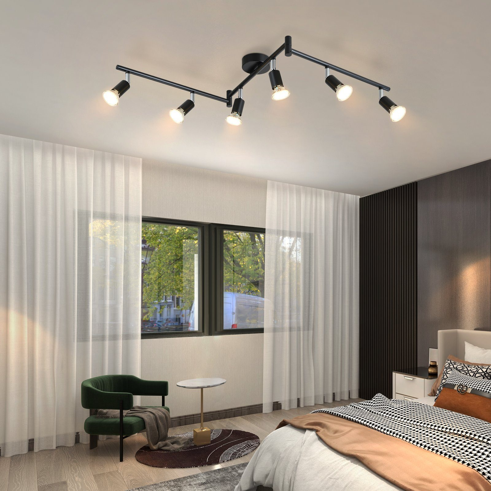 Nowoczesna sypialnia z oświetleniem szynowym. Siedem reflektorów na czarnym torze, nad łóżkiem i zasłonami.