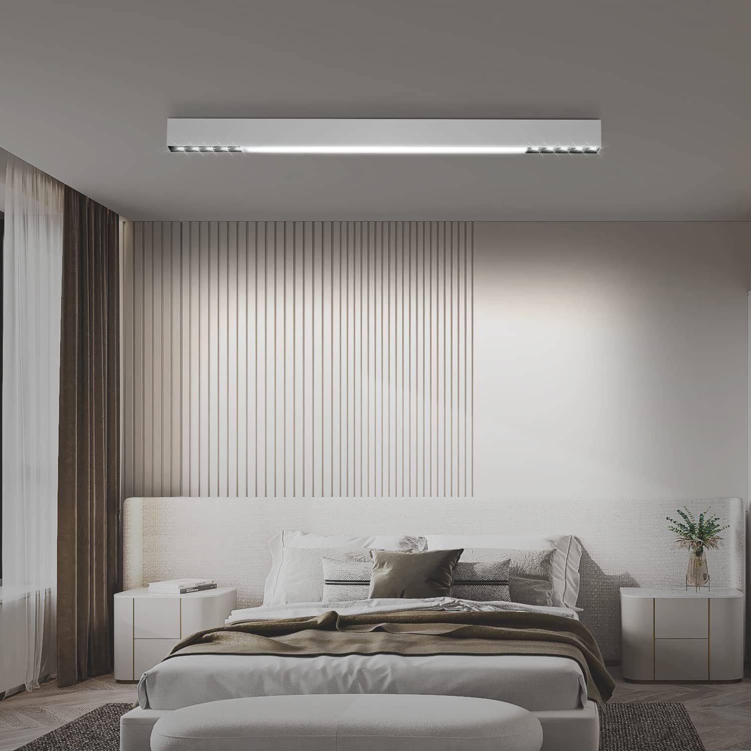 Scena sypialni. Długie, białe oświetlenie na suficie. Łóżko z poduszkami, stolikami nocnymi i oknem z zasłonami.