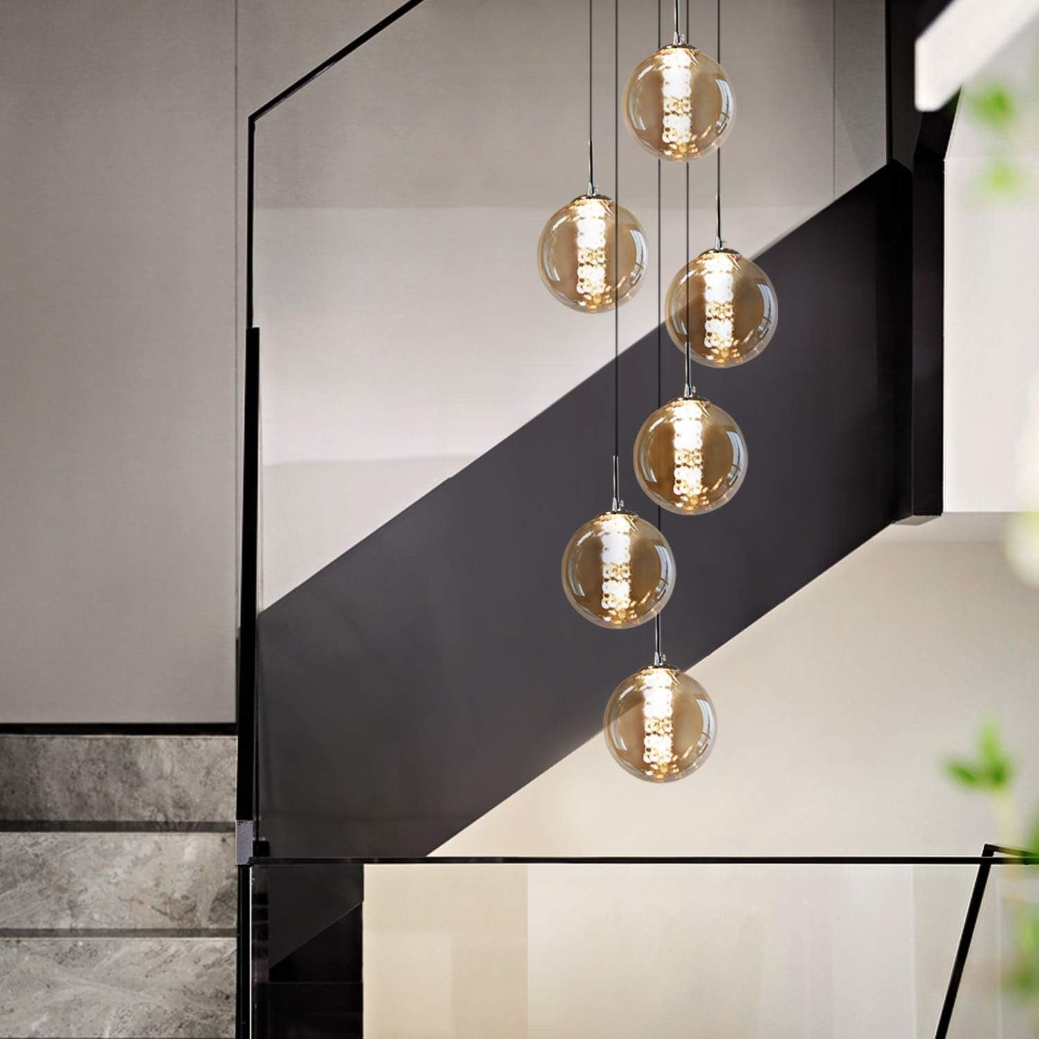 Sześć lamp wiszących z bursztynowymi szklanymi kulami, wiszących z sufitu. Nowoczesny design.