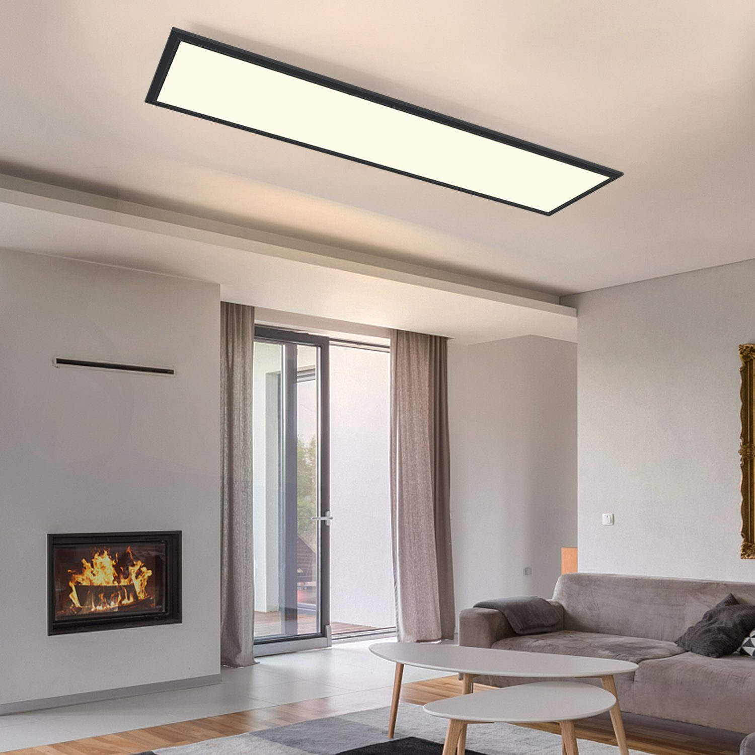 Nowoczesny salon: prostokątna lampa sufitowa, kominek, szara sofa i szklane drzwi na zewnątrz.