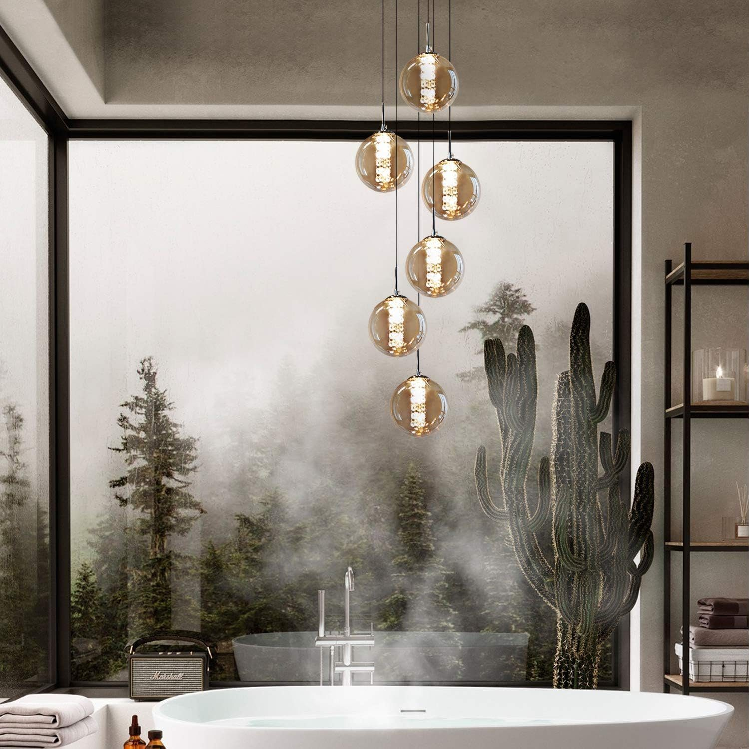 Nowoczesna łazienka z wiszącymi lampami kulistymi nad wanną z widokiem na las przez duże okno.