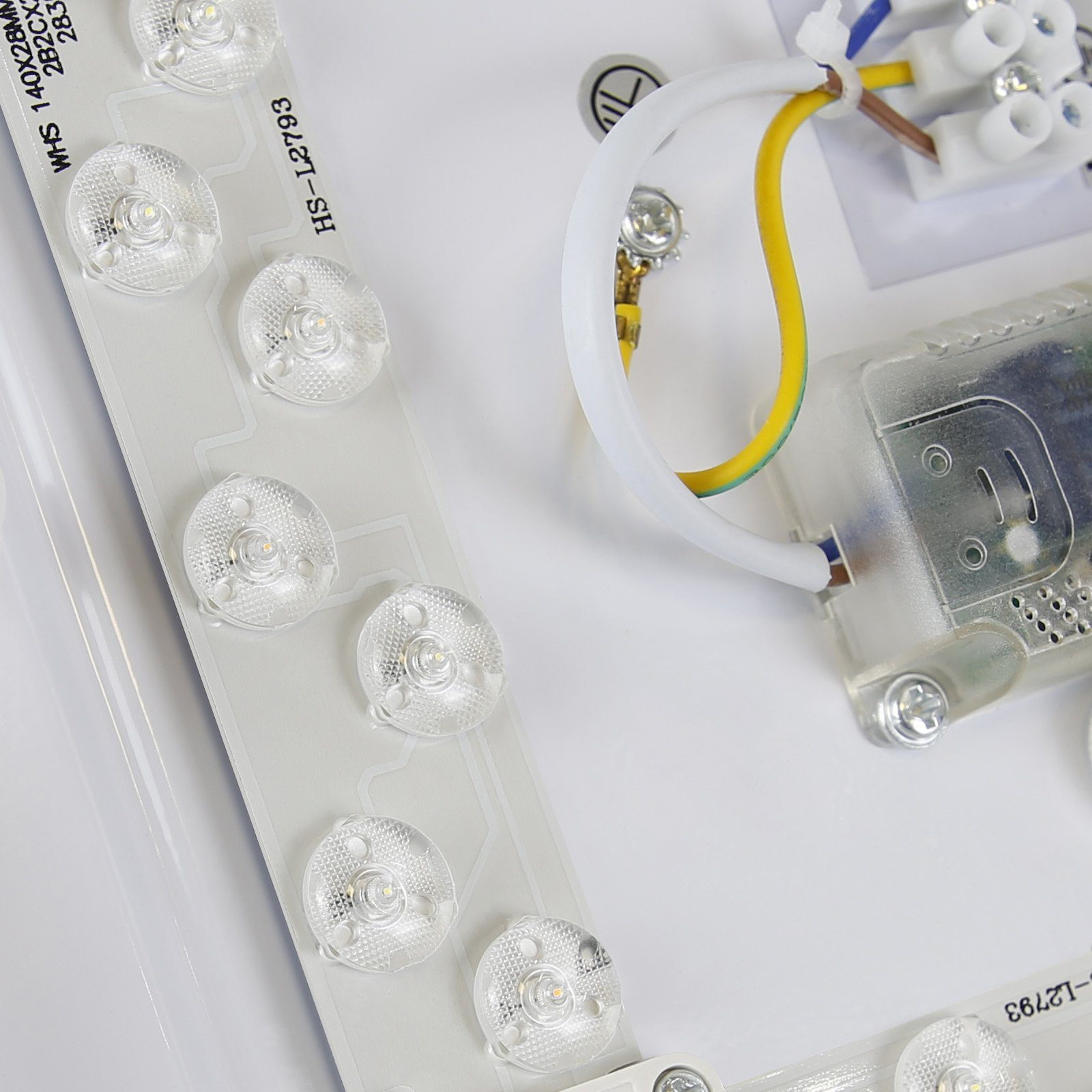 Zbliżenie komponentów światła LED, z przewodami i przezroczystą plastikową obudową.