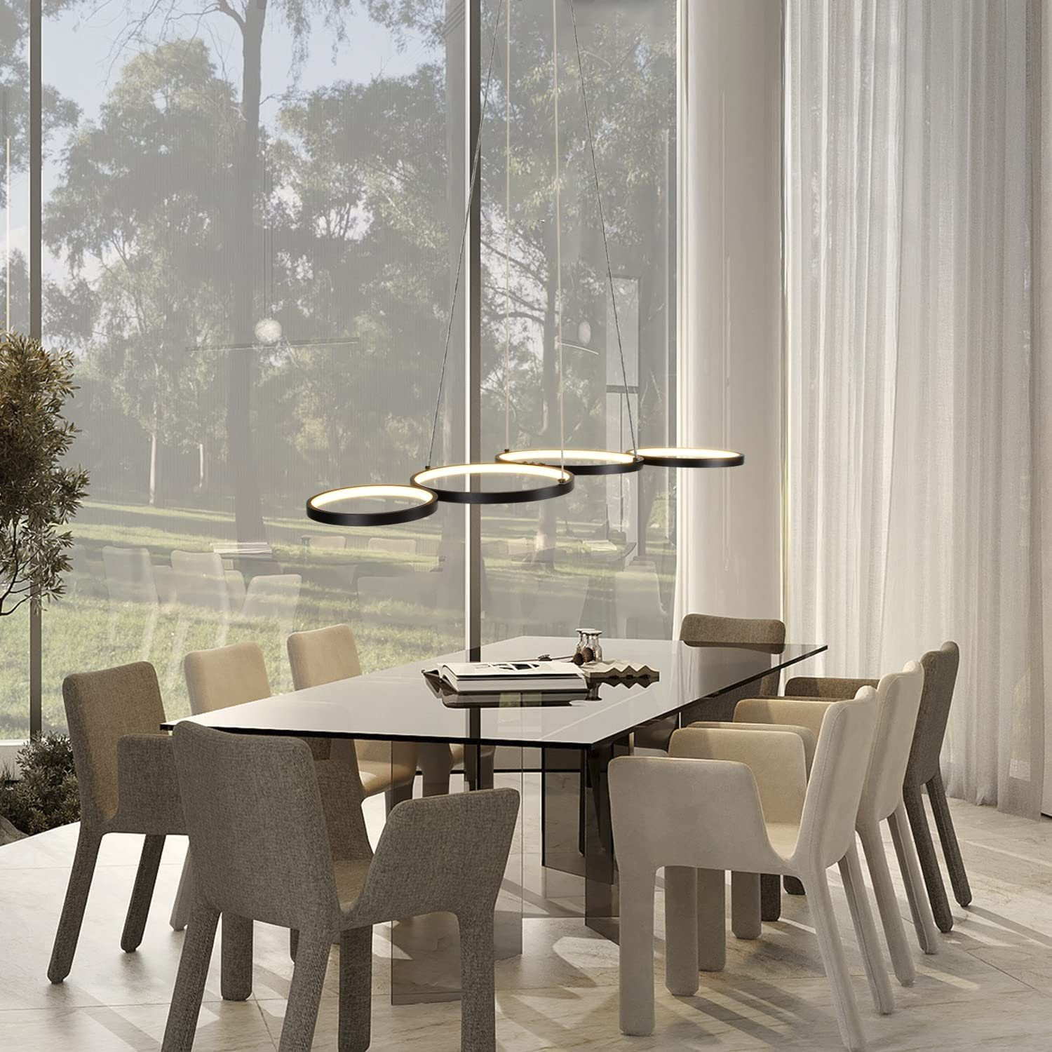 Jadalnia ze stołem z czarnego szkła, krzesłami i wiszącą lampą z okrągłymi światłami. Duże okno w tle.