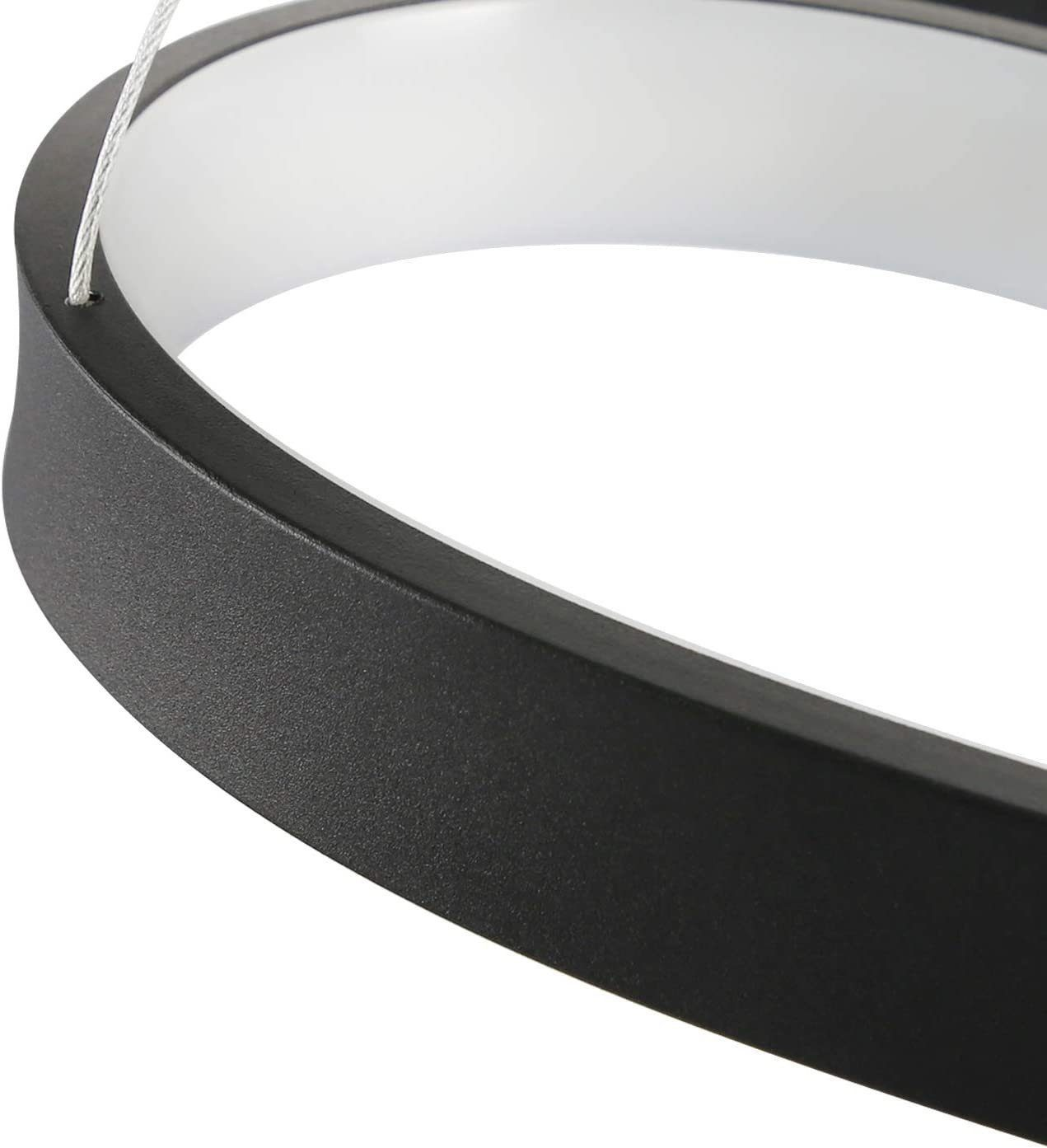 Primo piano di un apparecchio di illuminazione ovale in bianco e nero, con cavo visibile.