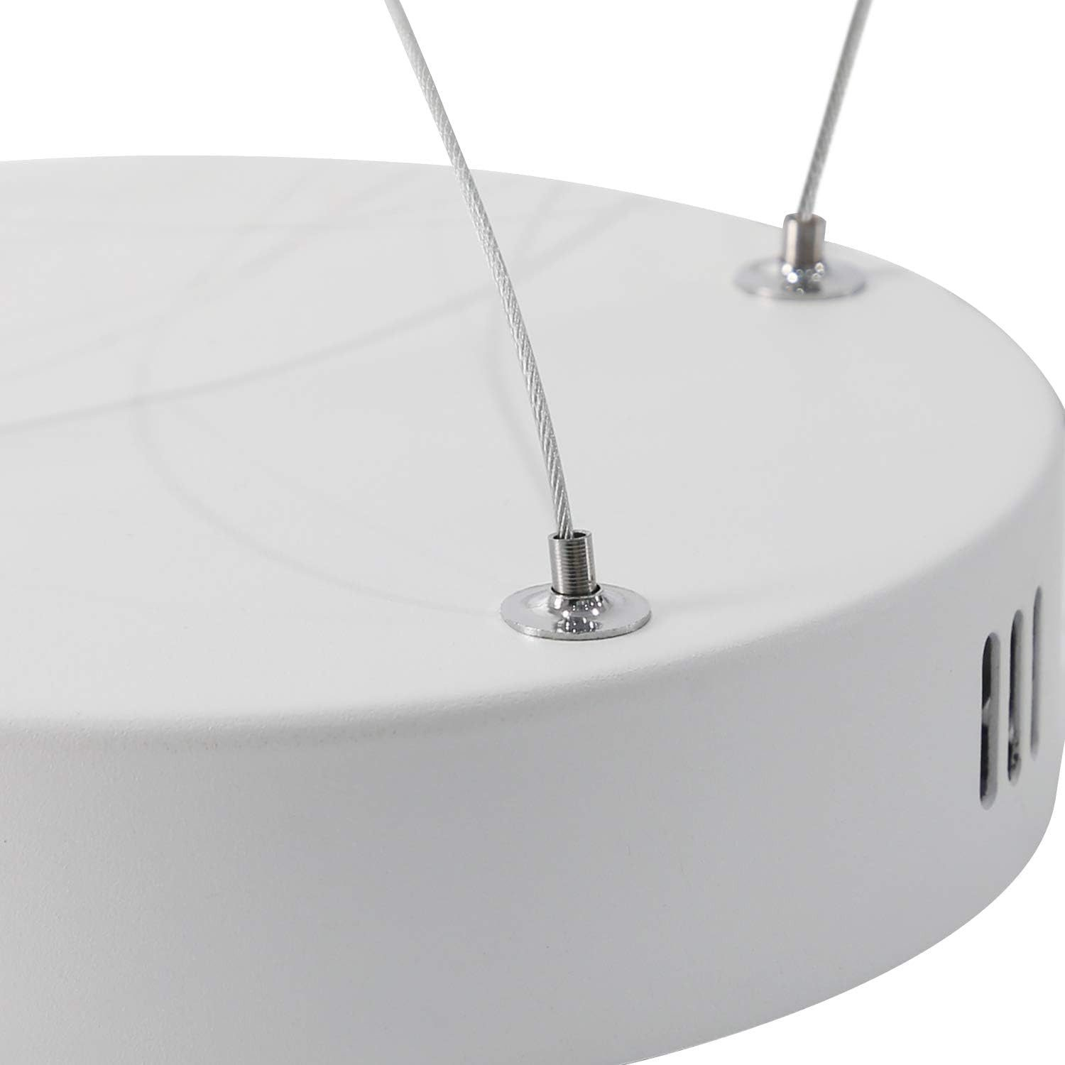 Primo piano di un apparecchio per illuminazione a soffitto bianco. Due cavi pendono dall'apparecchio.