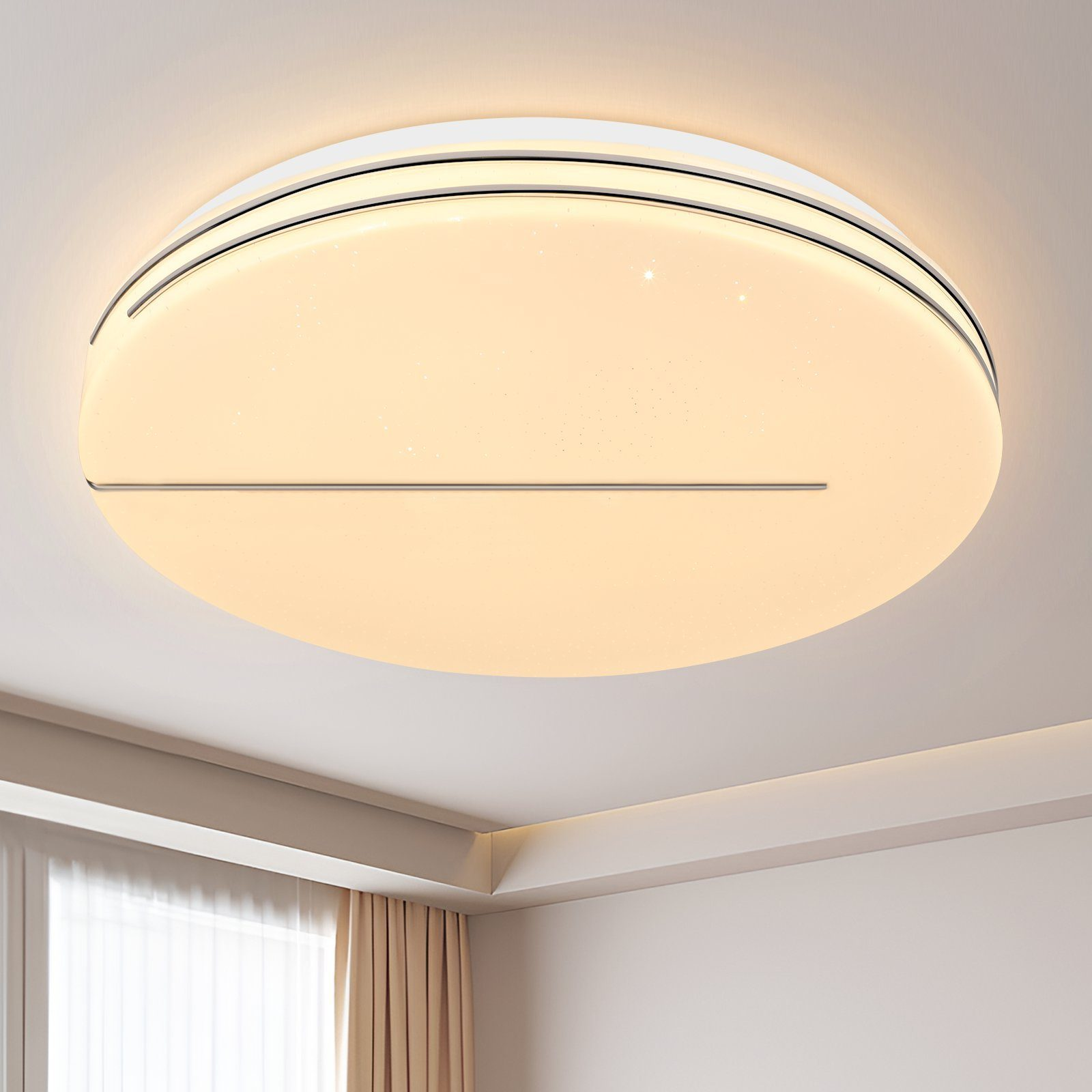 Weiße Deckenlampe mit kreisförmigem Design. Sie ist an einer weißen Decke befestigt.