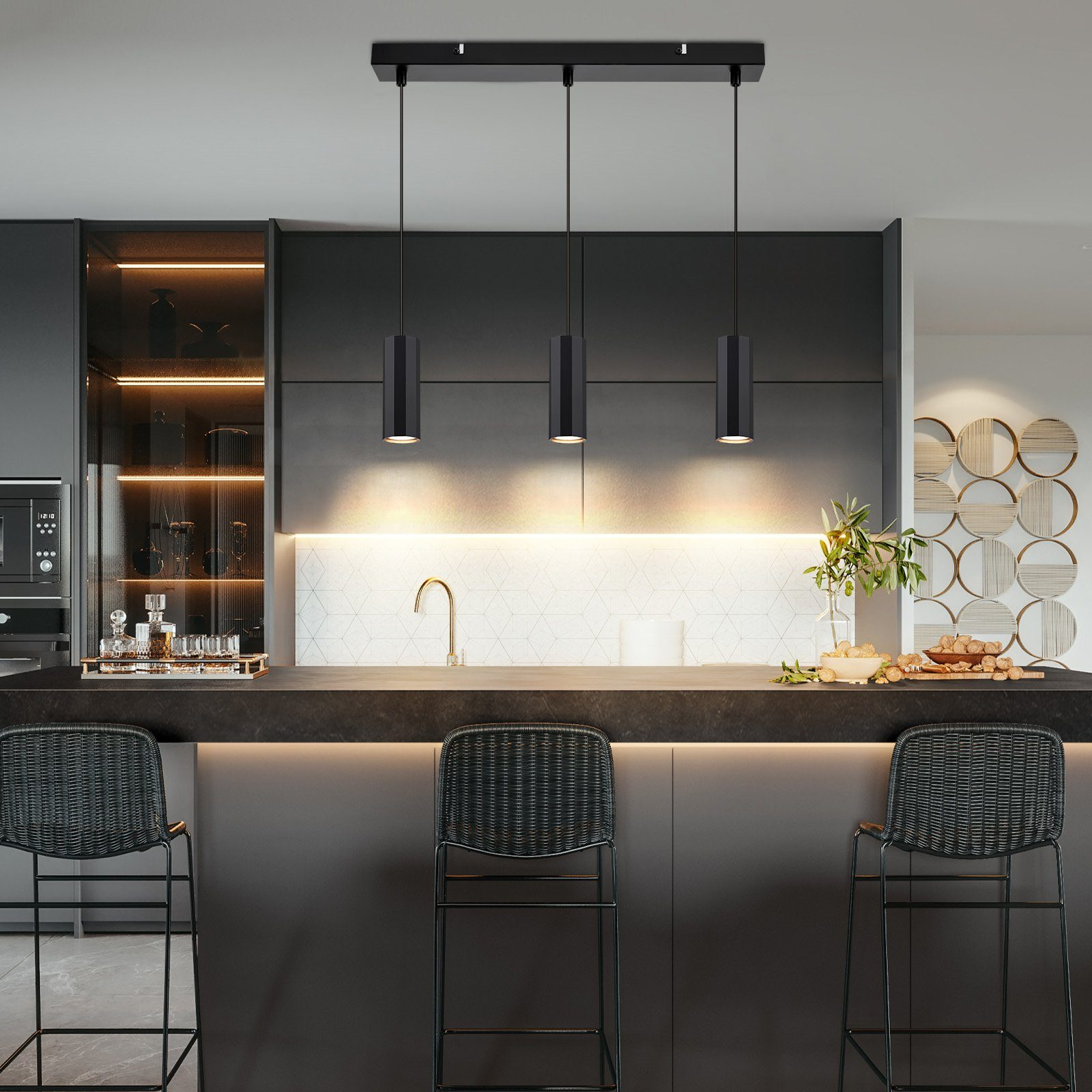 Küche mit schwarzen Pendelleuchten über einer Bar mit Hockern. Modernes Design mit dunklen Tönen.