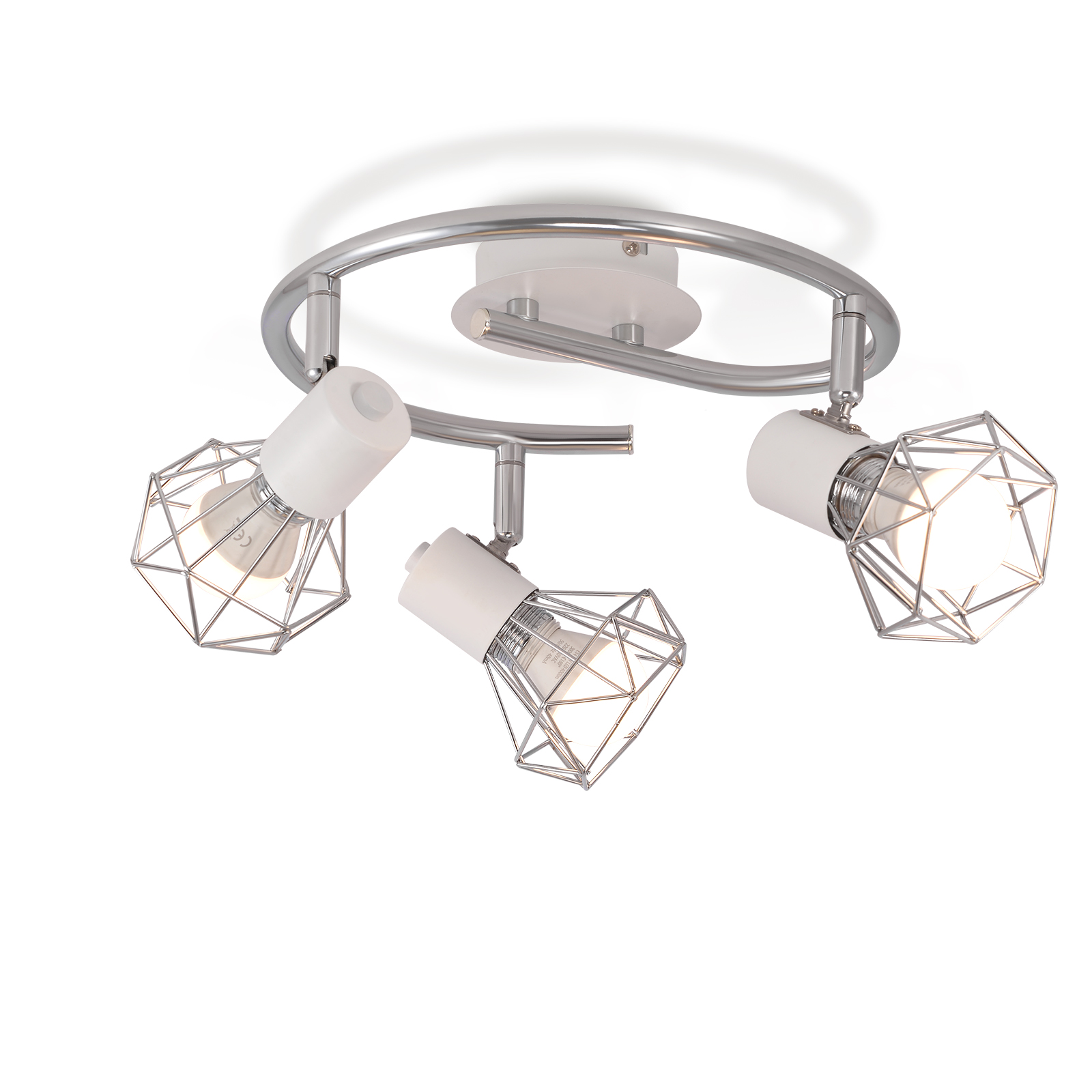 Lampada da soffitto con tre lampade geometriche bianche. Cornice cromata, soffitto bianco e ombre visibili.