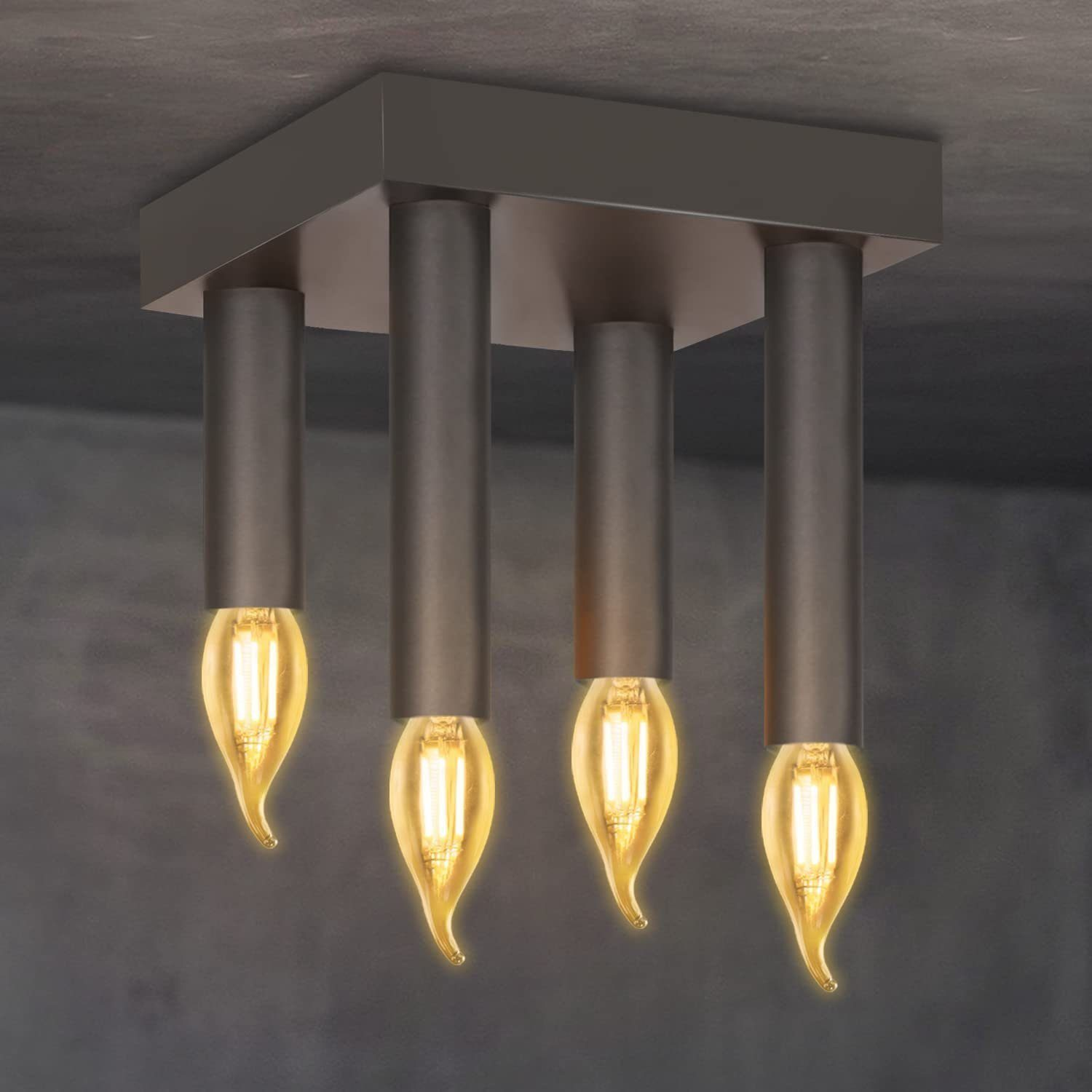 Una luce a soffitto con quattro lampadine a forma di goccia rivolte verso il basso. L'apparecchio è quadrato e grigio scuro.
