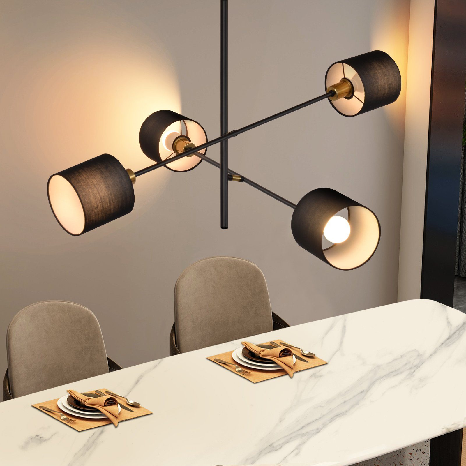 Lampadario moderno con paralumi neri, accenti dorati, sopra un tavolo di marmo con posate.