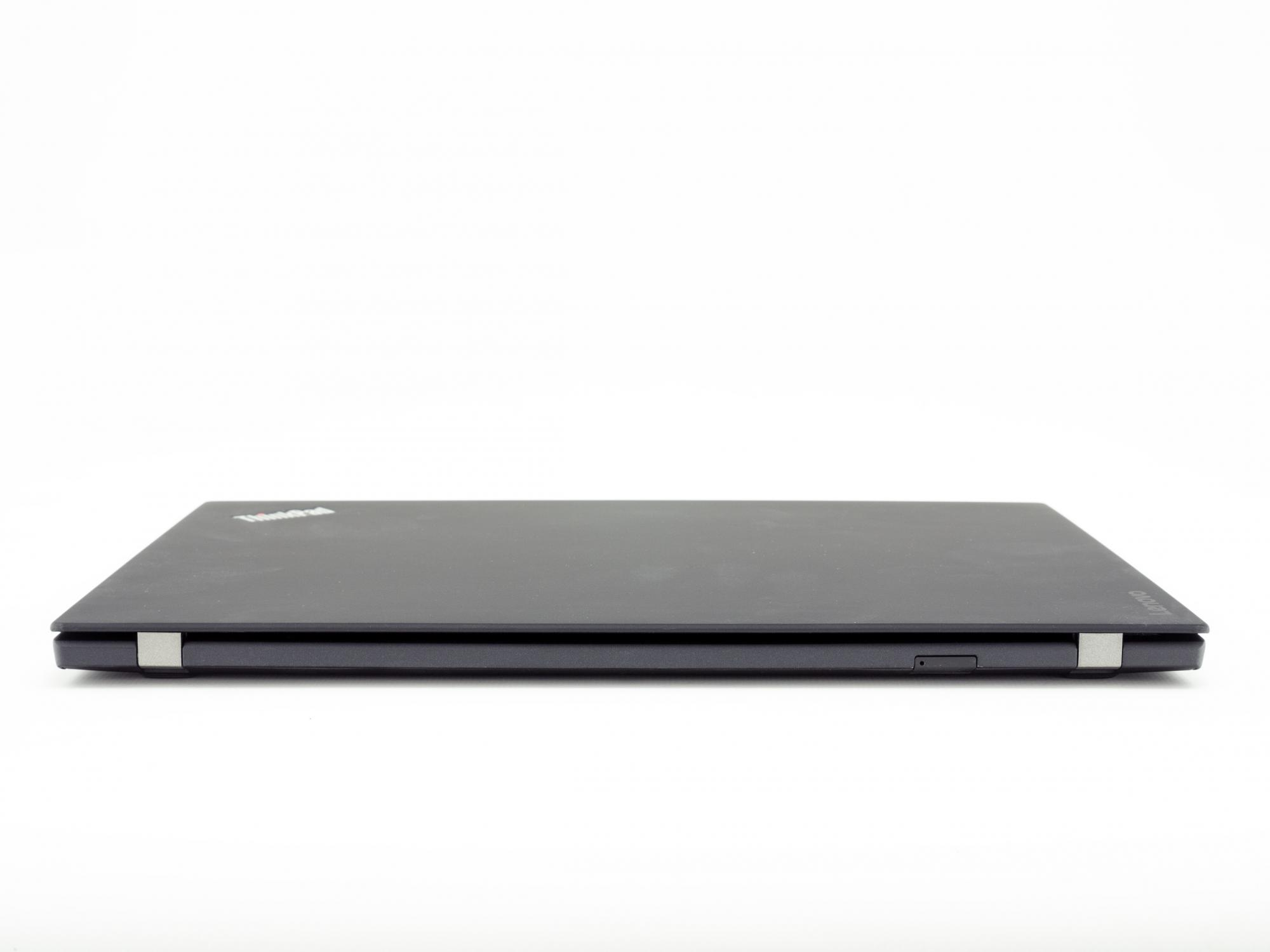 Geschlossener schwarzer Laptop auf weißem Hintergrund. 'Thinkpad' ist sichtbar.