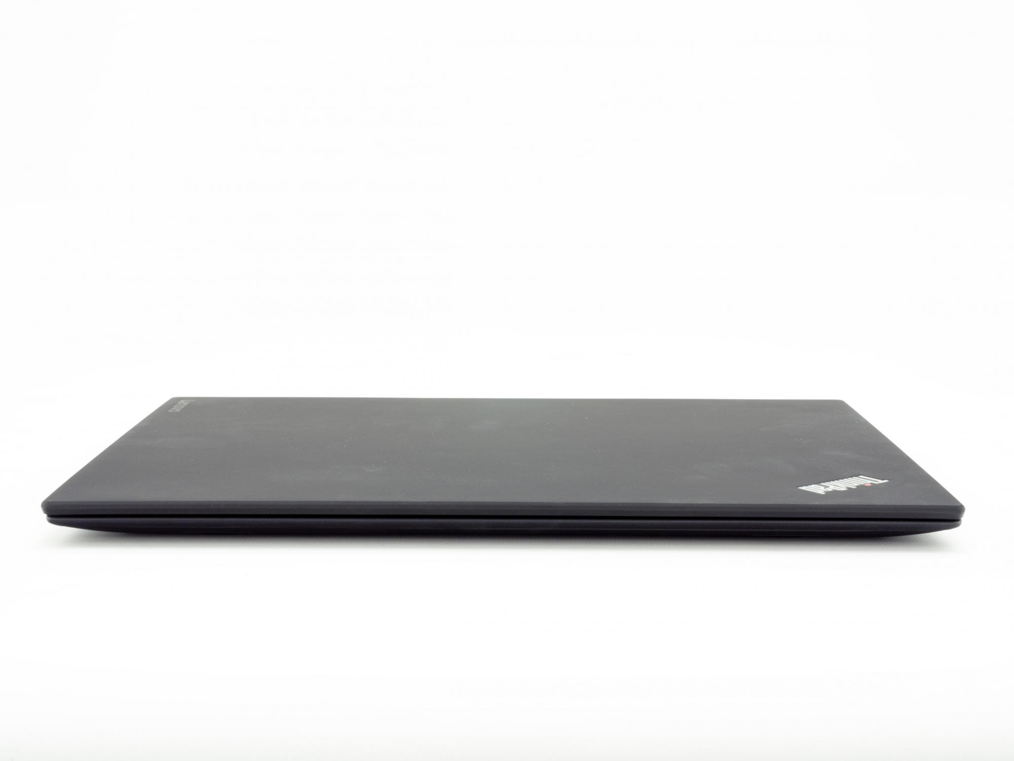 Geschlossener schwarzer Laptop auf weißem Hintergrund, Seitenansicht, Logo sichtbar.