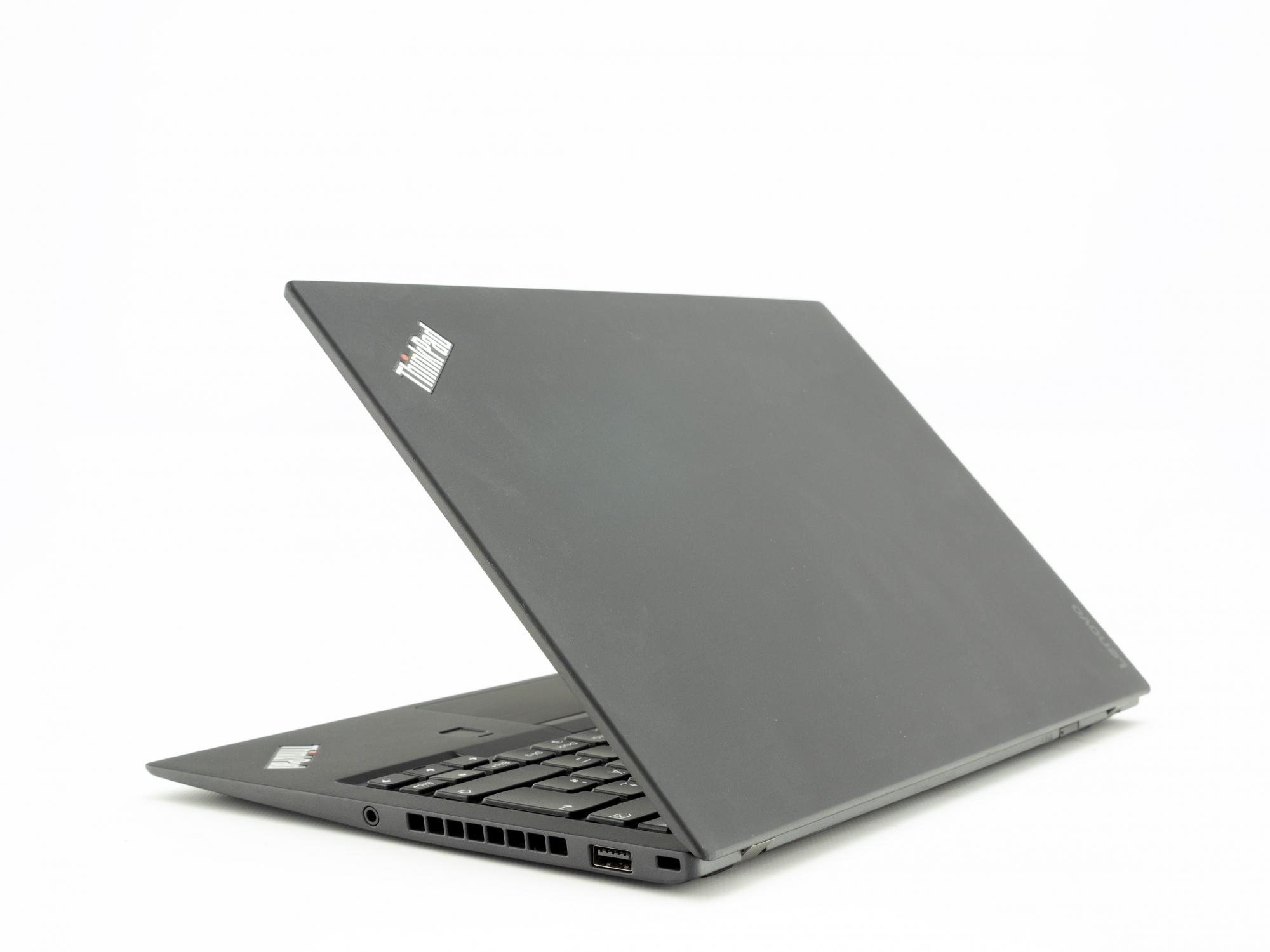 Ein schwarzer Laptop mit dem ThinkPad-Logo, schräg auf weißem Hintergrund.
