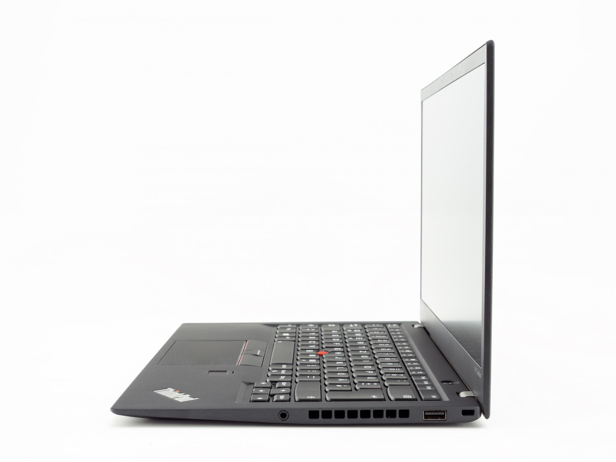 Schwarzes Laptop Seitenansicht, weißer Hintergrund. Tastatur, Anschlüsse und Bildschirm sichtbar.