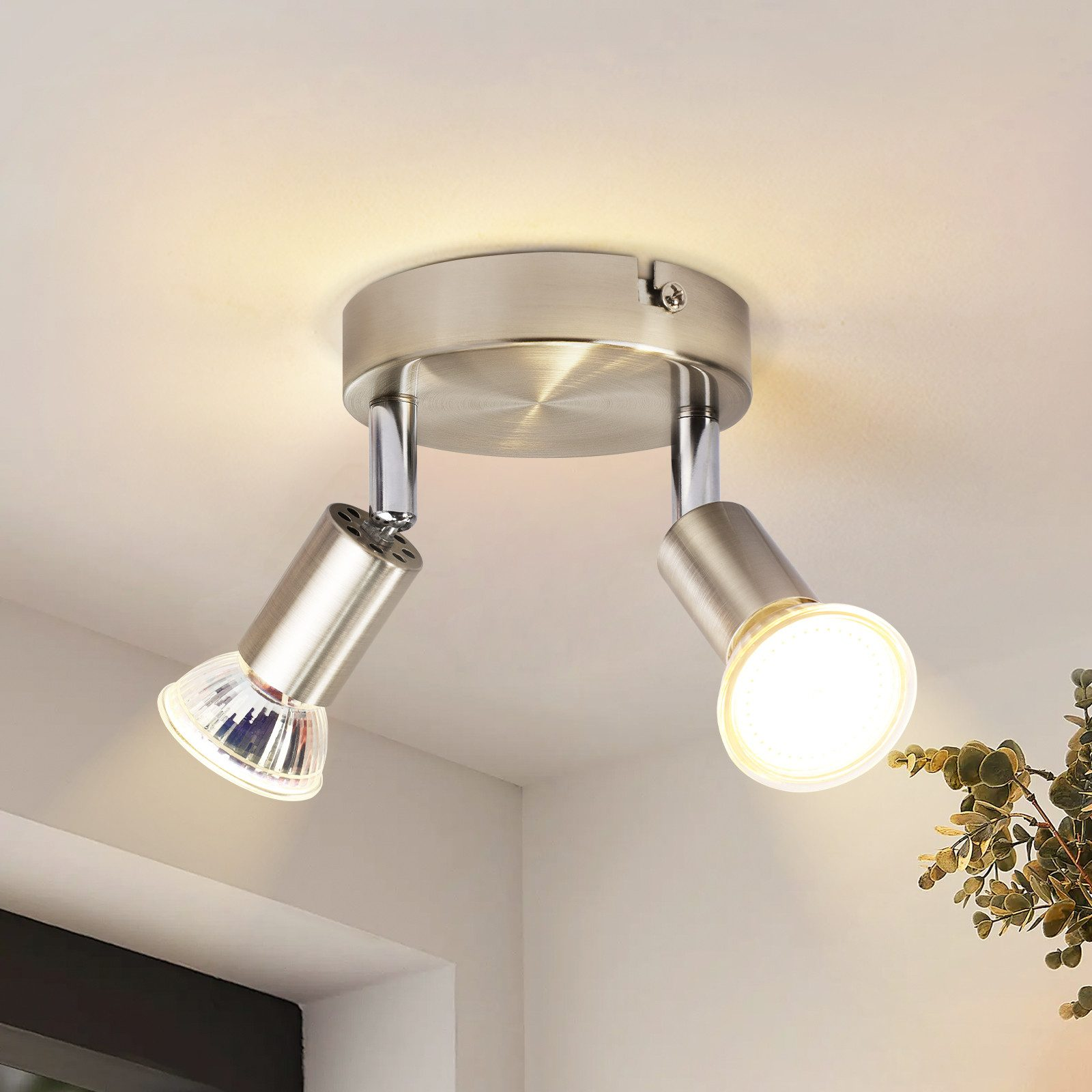 Due faretti da soffitto argentati, con luce intensa, sono montati sul soffitto.