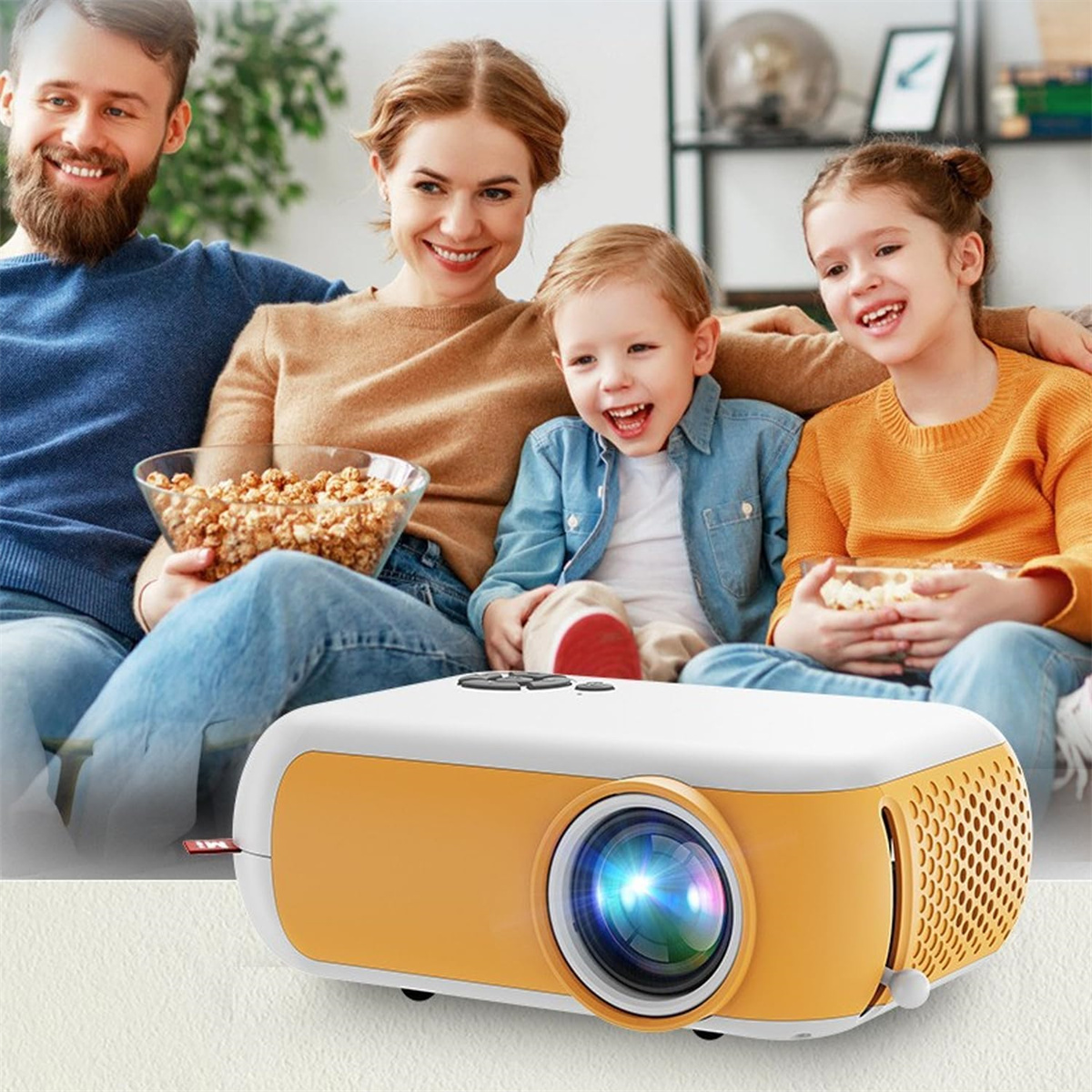 Familie, die mit Popcorn und einem Projektor einen Film ansieht. Der Projektor ist orange und weiß.