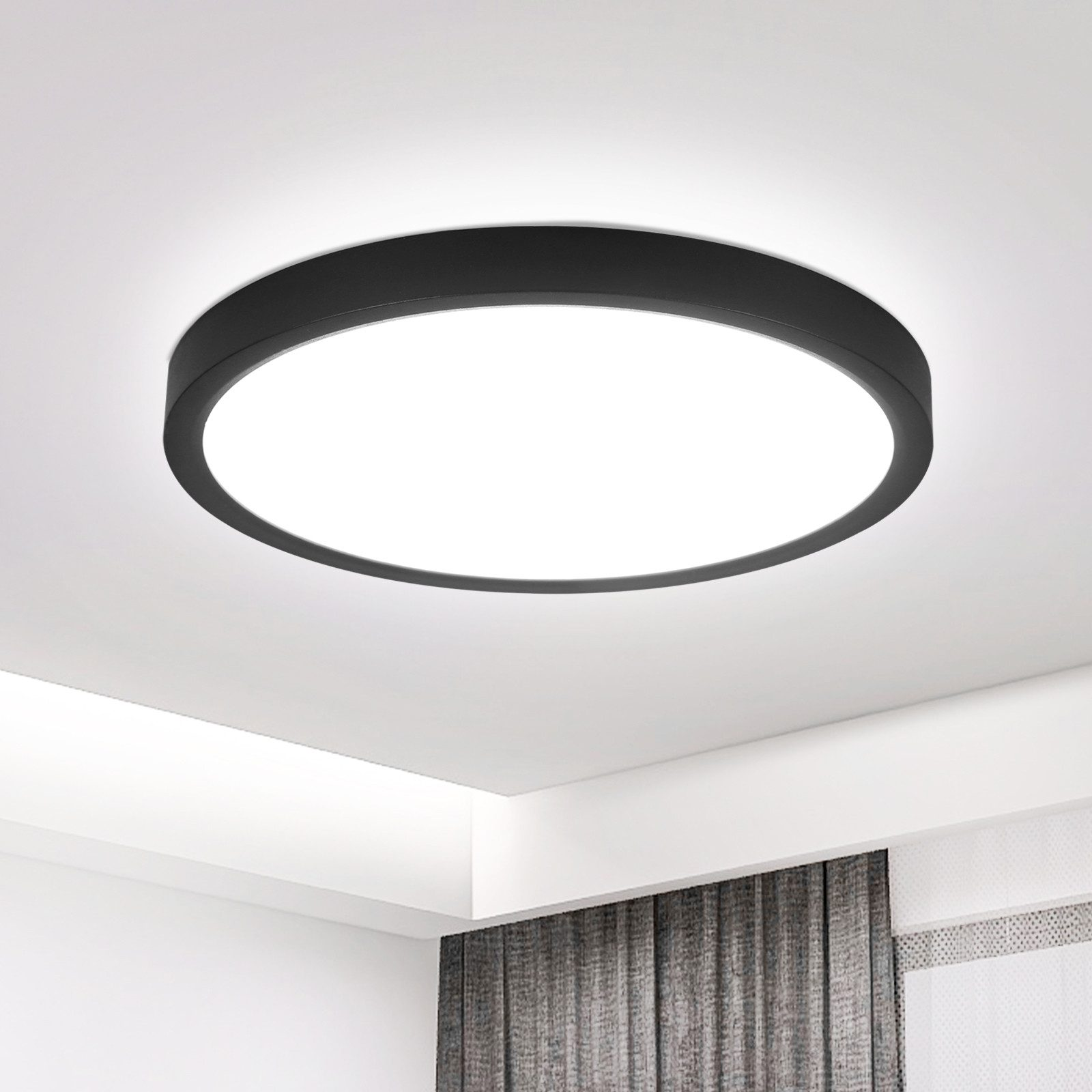Okrągła czarna lampa sufitowa, z białym, podświetlonym wnętrzem.
