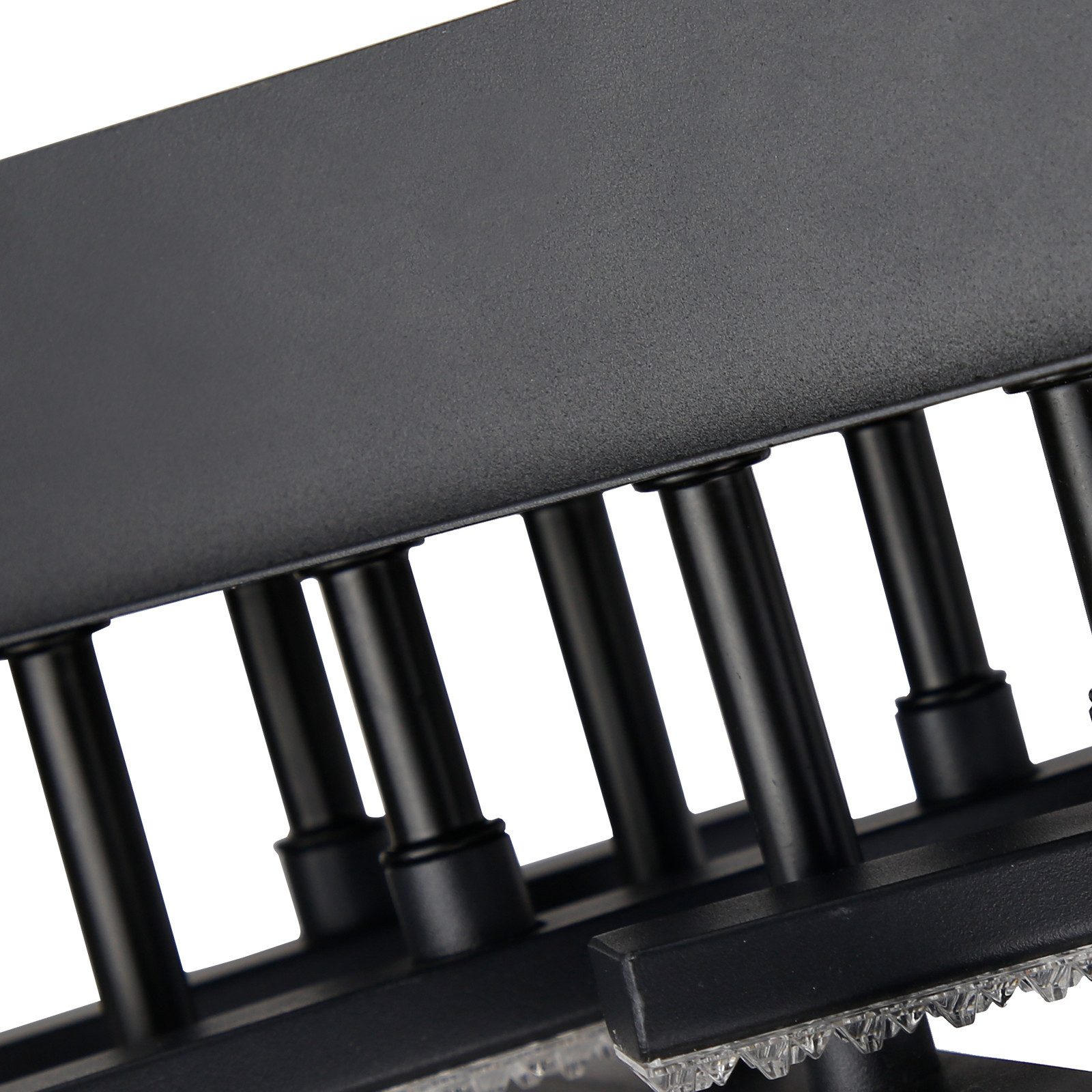 Primo piano di una striscia luminosa a LED nera con più piccoli cilindri di plastica trasparente.