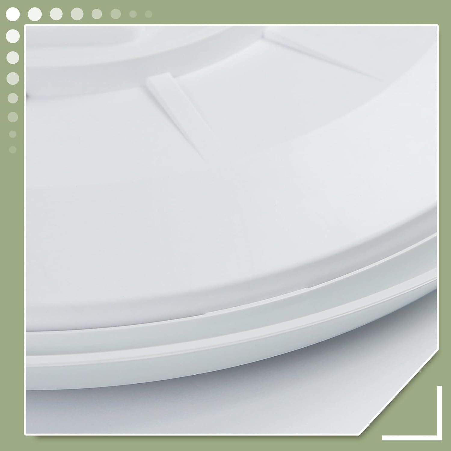 Primo piano di un apparecchio per lampada da soffitto bianco e rotondo. Sembra essere fatto di plastica.