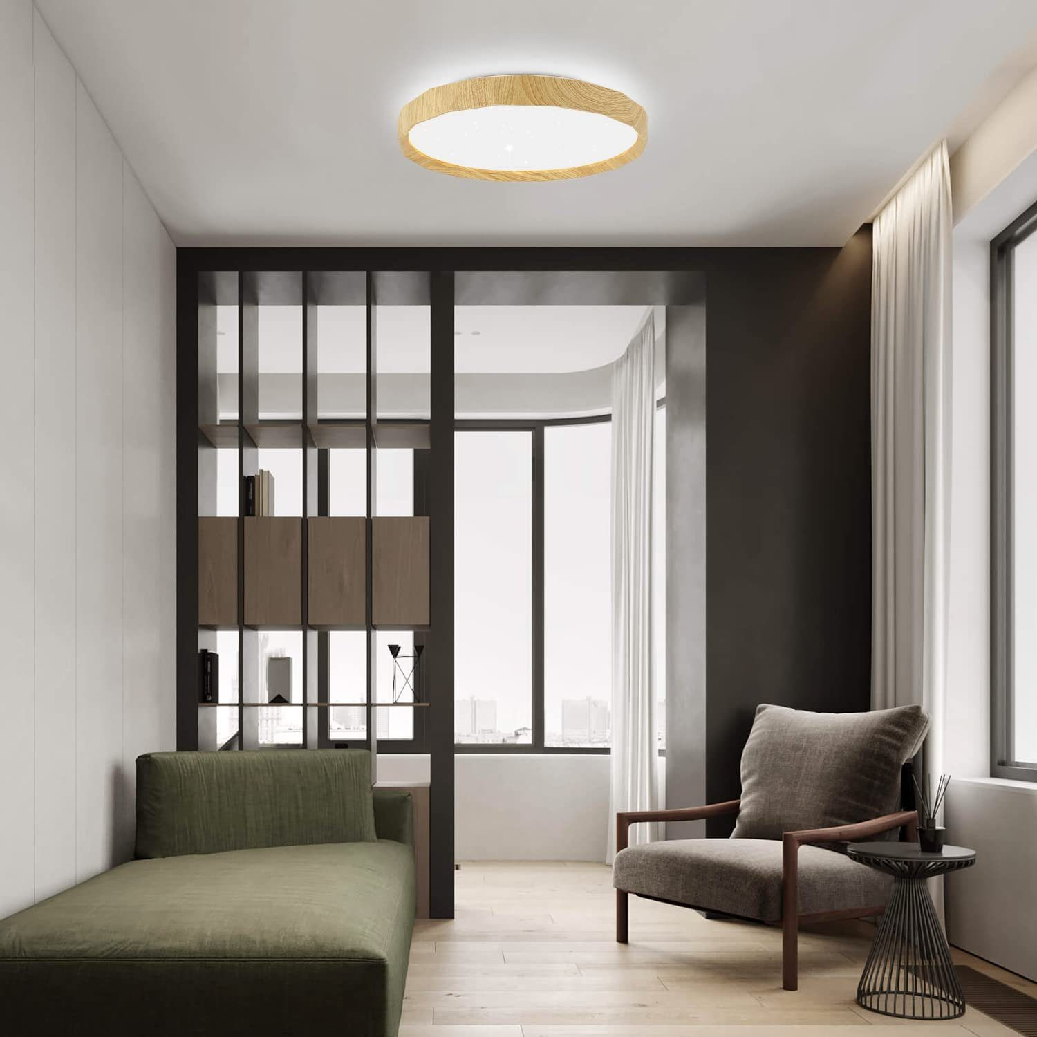 Stanza con lampada da soffitto in legno, divano, poltrona, tavolino e finestra con tende bianche.
