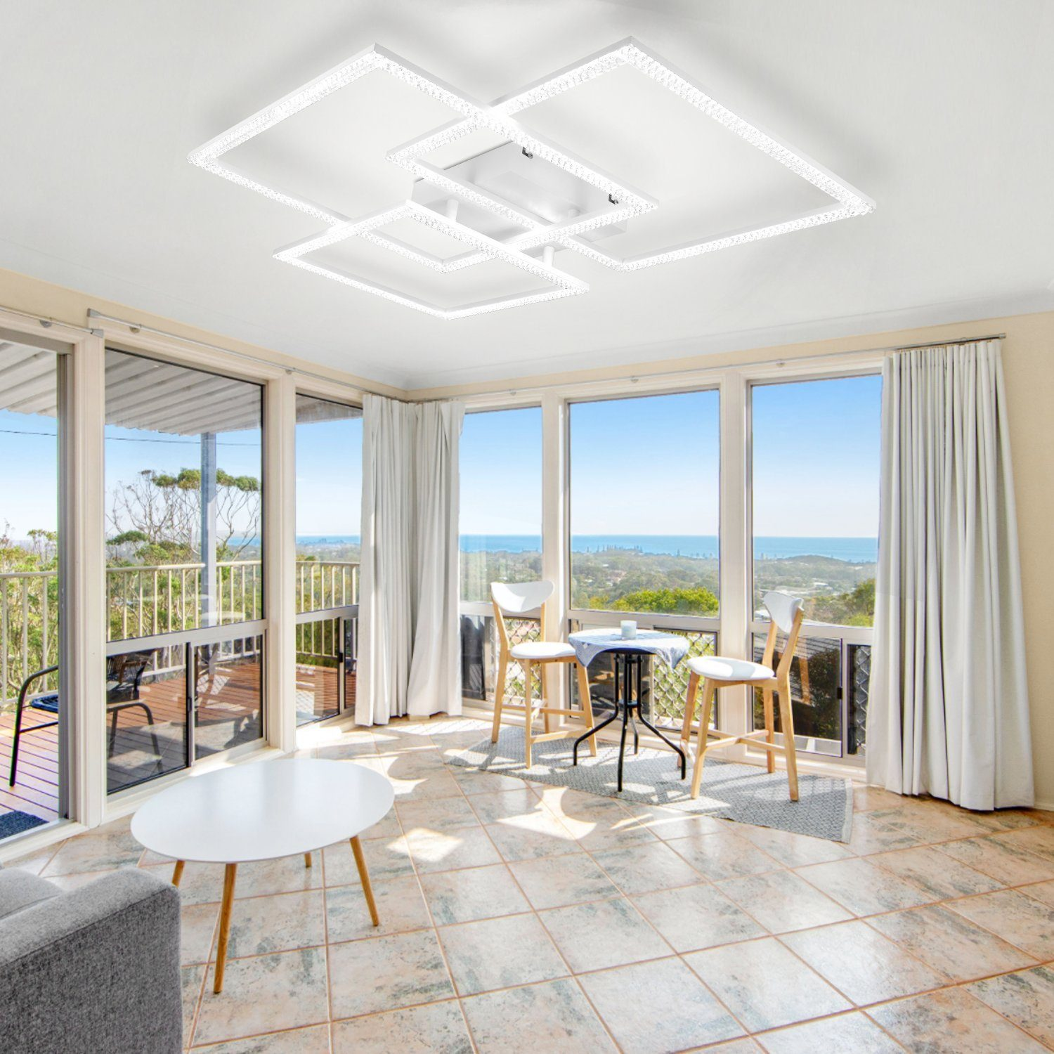 Lampada da soffitto moderna con cornici quadrate, con vista sull'oceano attraverso la finestra.