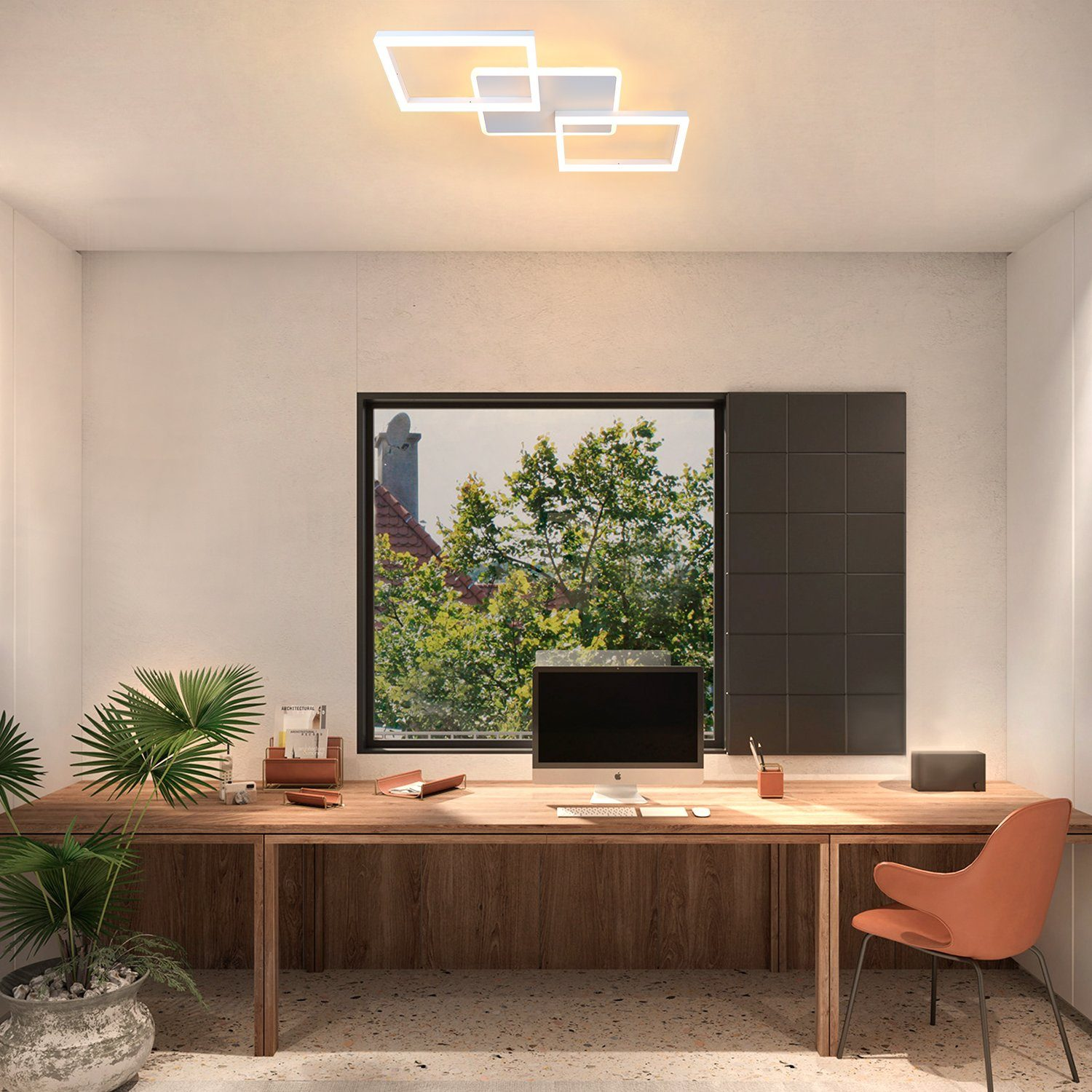 Ufficio luminoso con lungo scrittoio in legno, lampada da soffitto moderna, grande finestra e pianta.