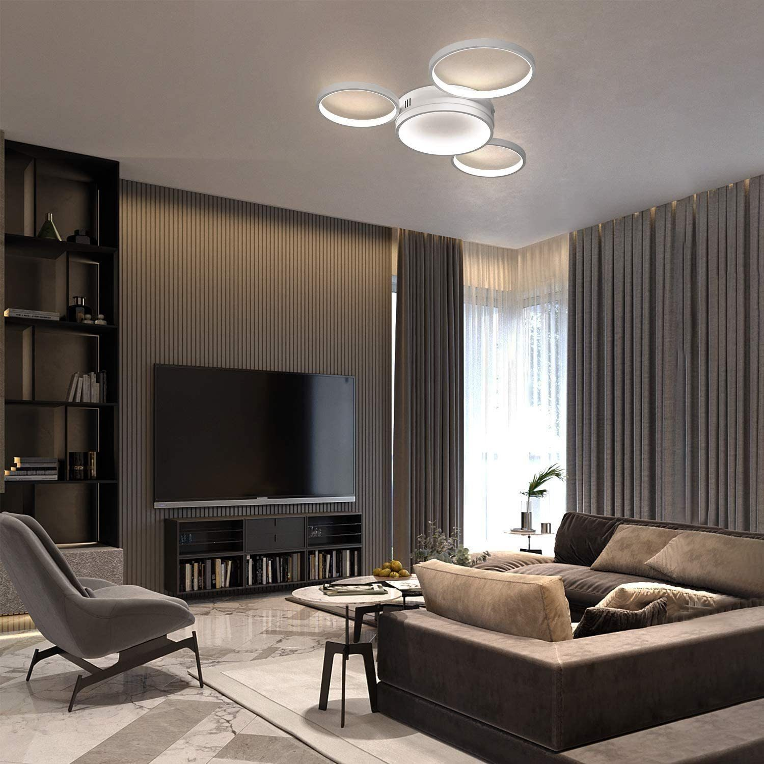Un moderno soggiorno con un divano marrone scuro, una TV e un design unico per la luce del soffitto.