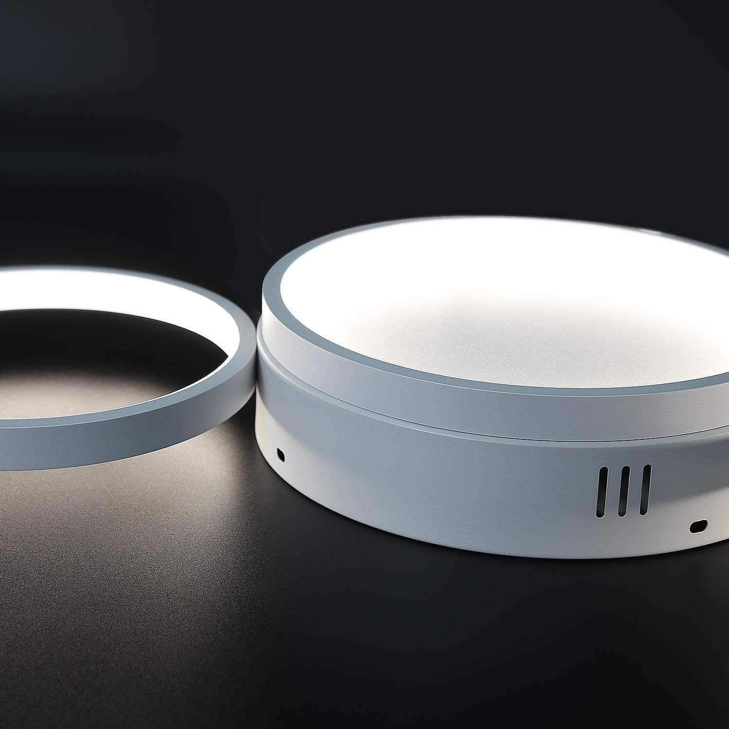 Ein rundes weißes Licht. Hat einen weißen Ring darum.
