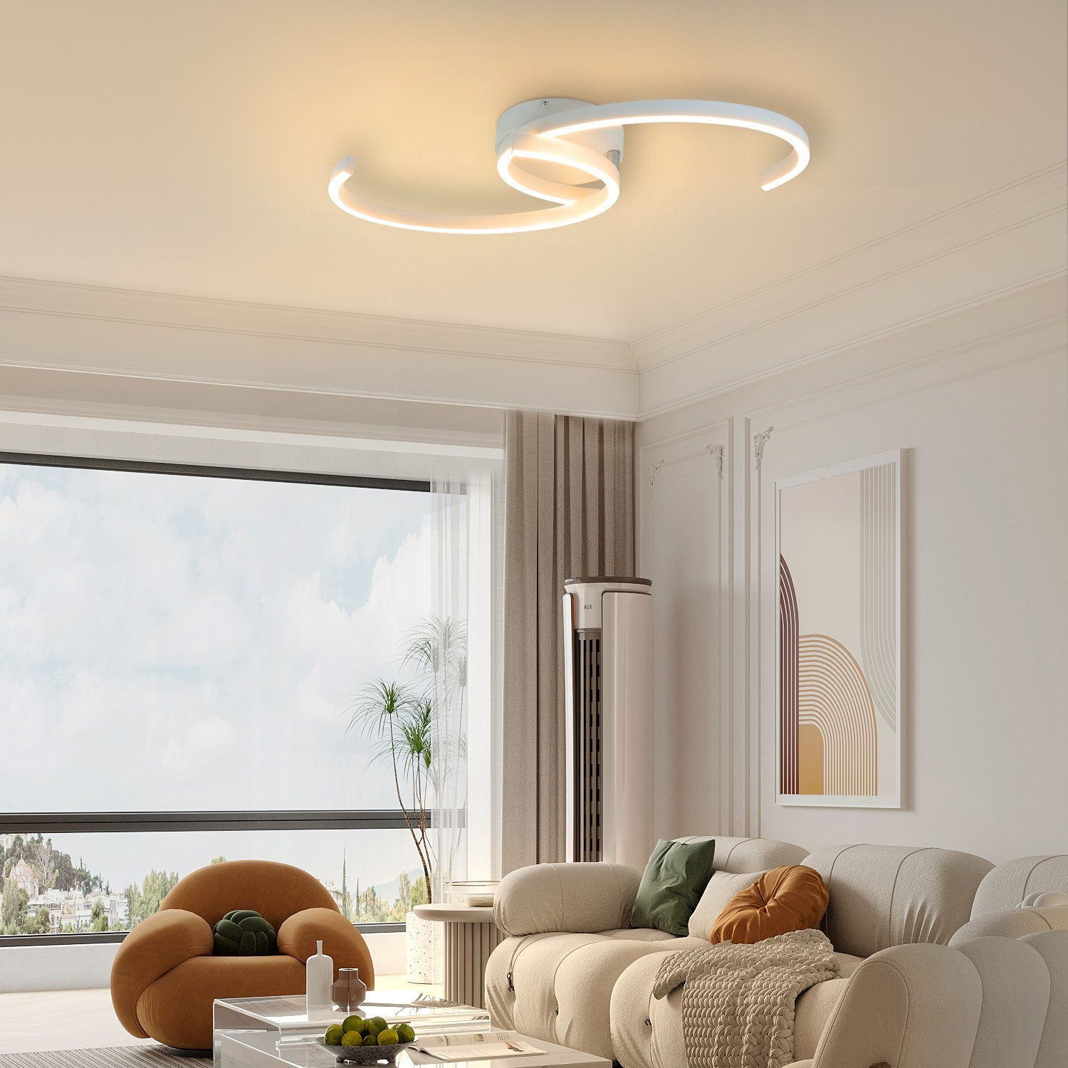 Biała, zakrzywiona lampa sufitowa oświetla salon.